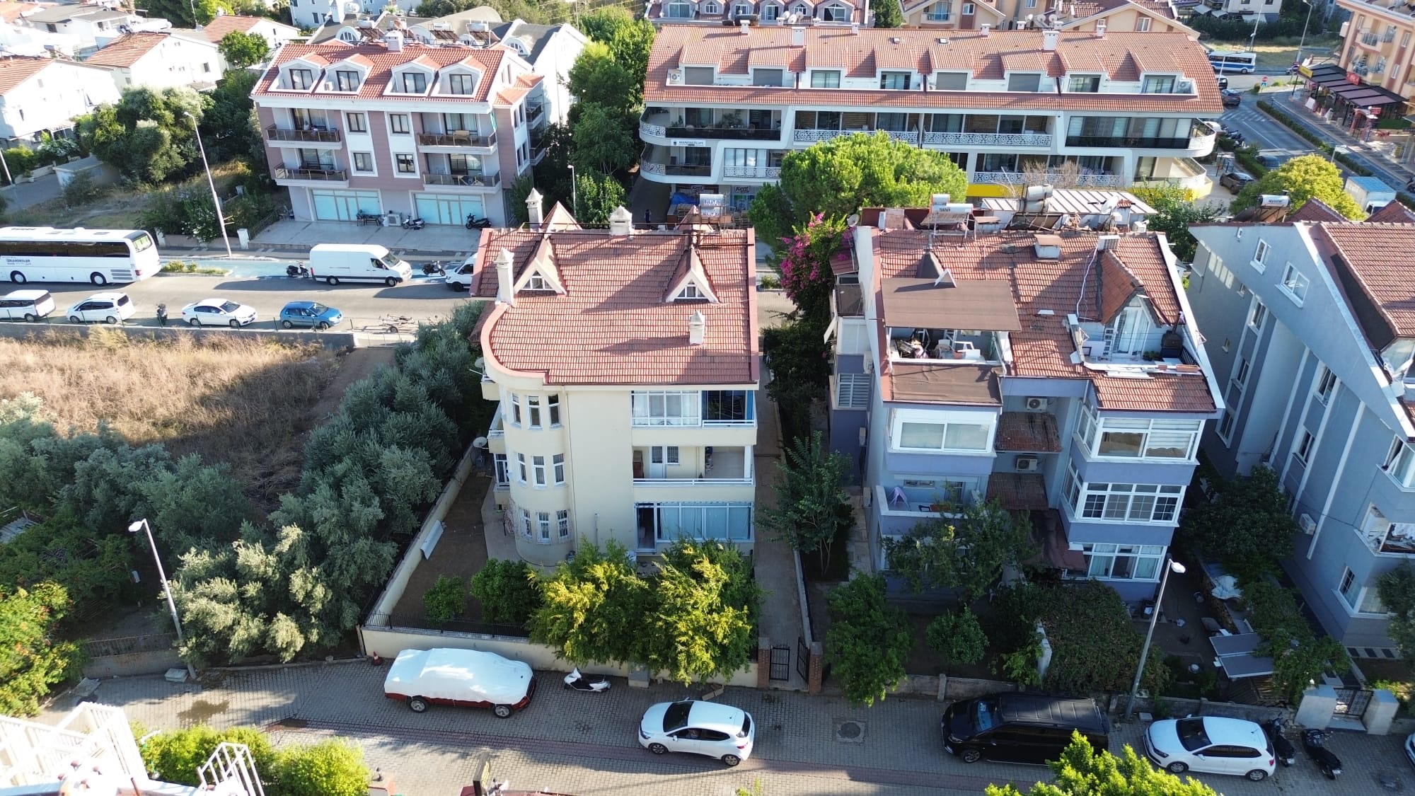 MARMARİS ARMUTALAN'DA SAHİLE 950MT.2+1 AYRI MUTFAK SATILIK DAİRE