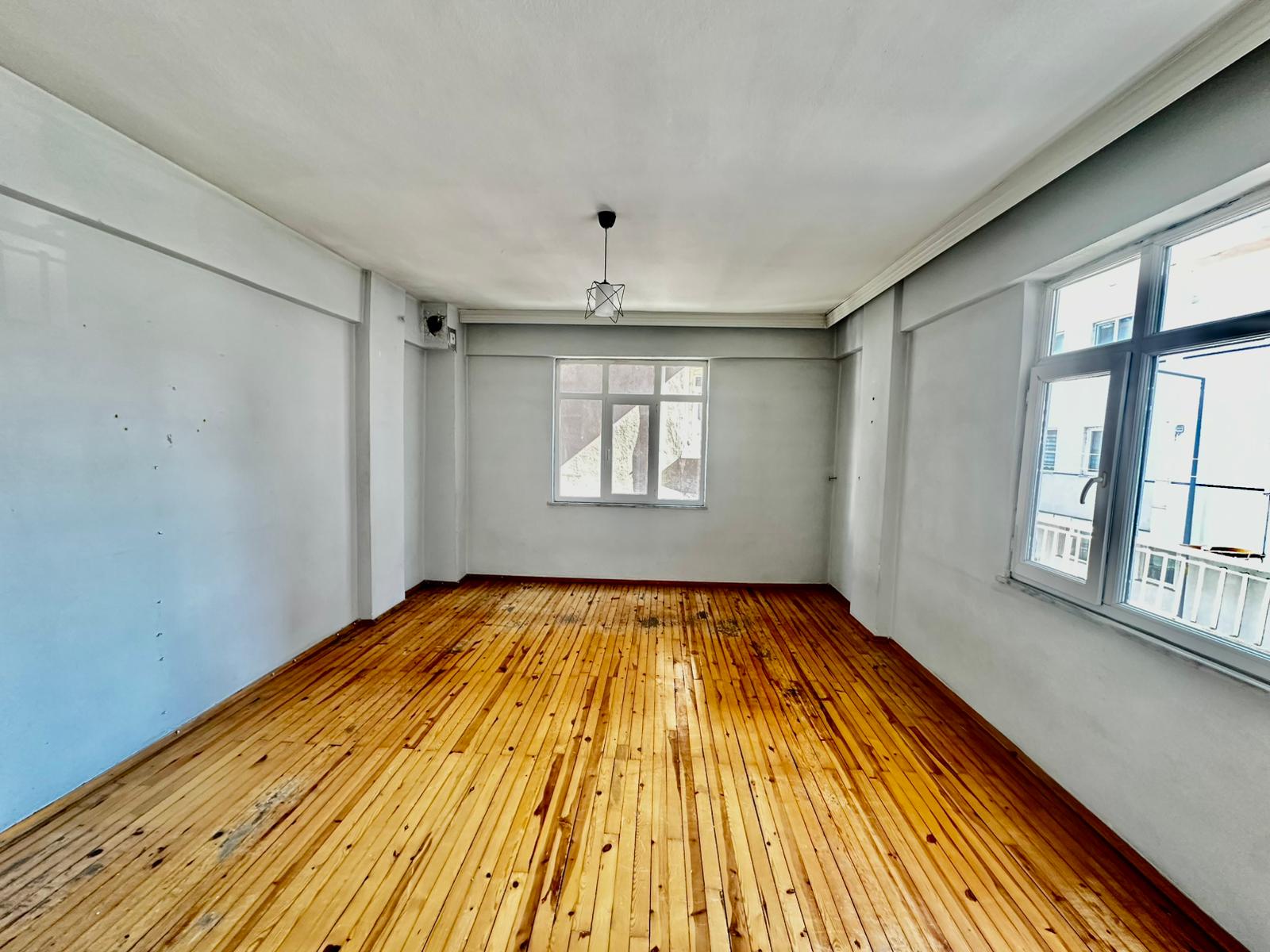 ÇARŞI MERKEZE YAKIN YOL KENARI 3 BALKONLU 140M2 MASRAFSIZ 2+1