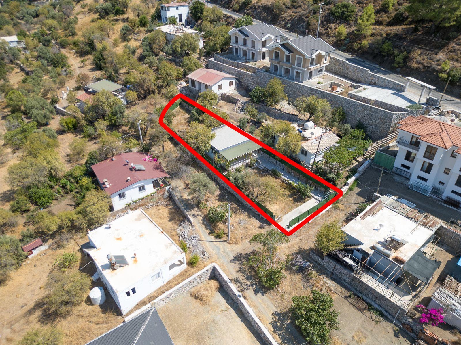 SÖĞÜTTE SATILIK İÇİNDE KARGIR EV OLAN TARLA