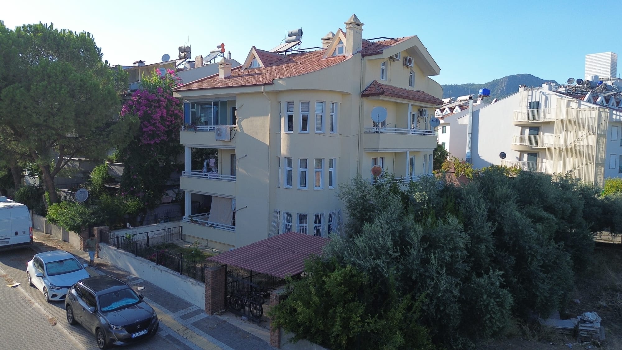 MARMARİS ARMUTALAN'DA SAHİLE 950MT.2+1 AYRI MUTFAK SATILIK DAİRE