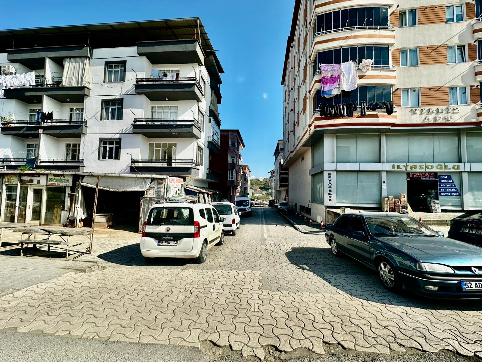 ÇARŞI MERKEZE YAKIN YOL KENARI 3 BALKONLU 140M2 MASRAFSIZ 2+1