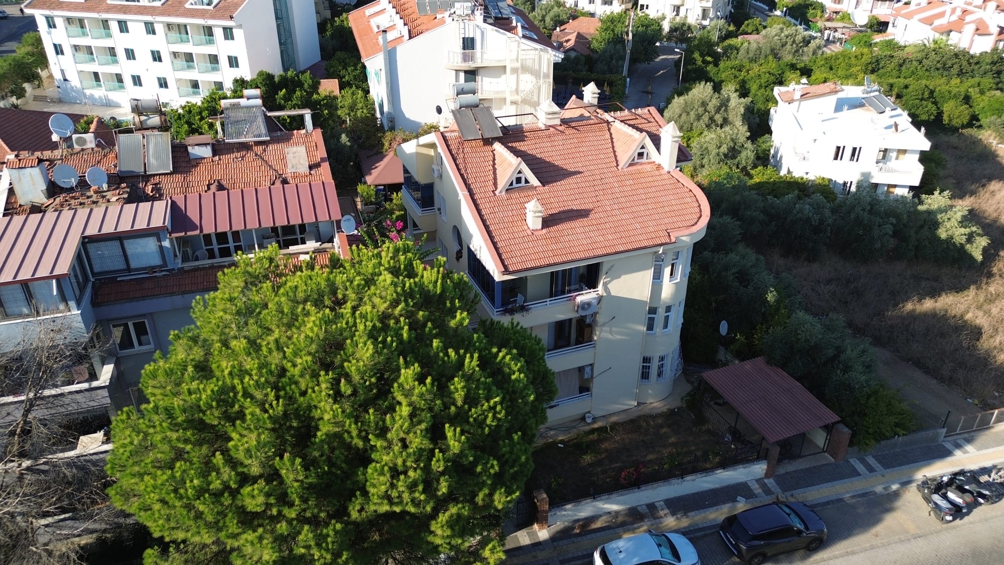 MARMARİS ARMUTALAN'DA SAHİLE 950MT.2+1 AYRI MUTFAK SATILIK DAİRE