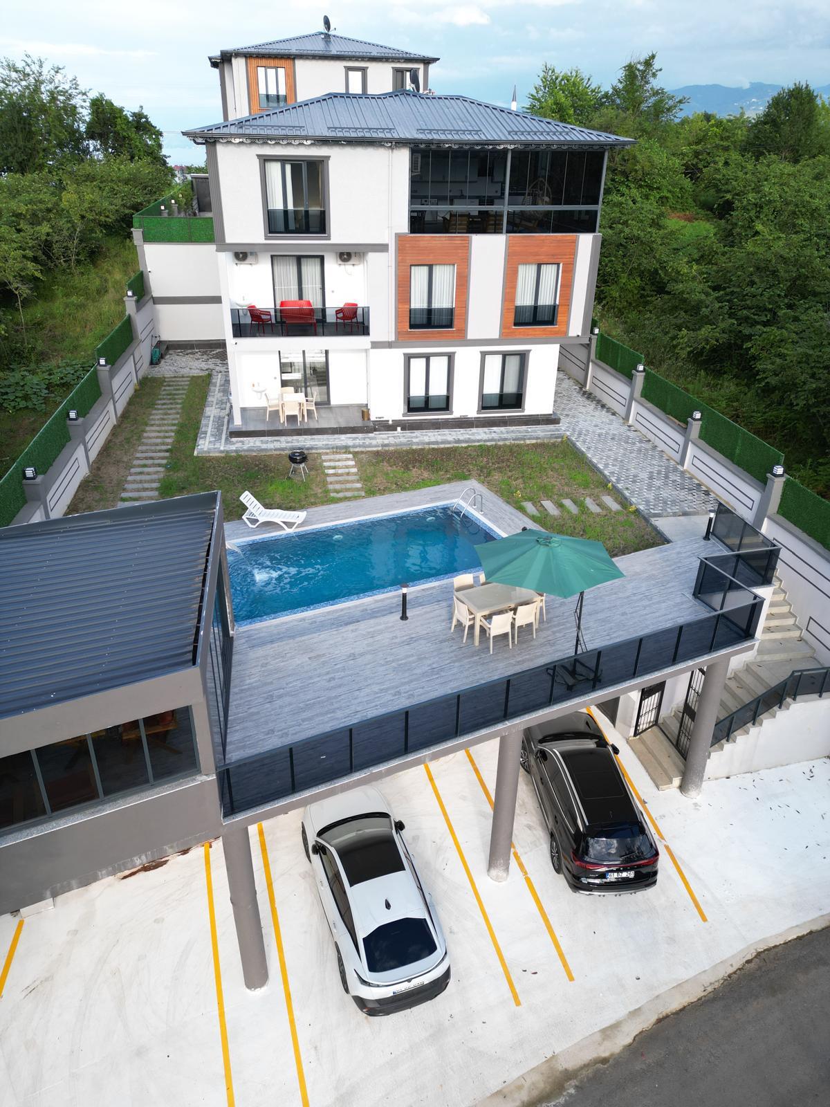 ARAKLI HÜRRİYET MAHALLESİNDE HAVUZLU LÜKS SATILIK VİLLALAR