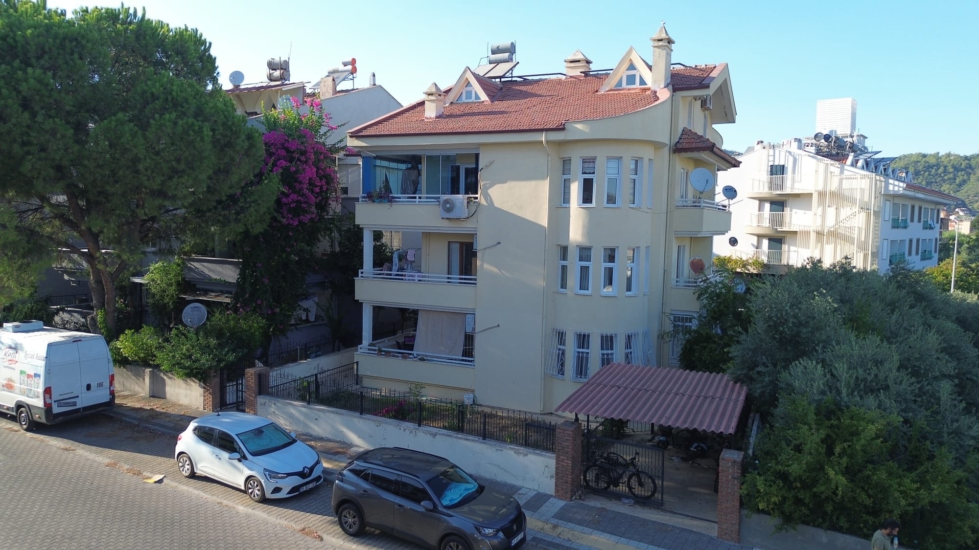 MARMARİS ARMUTALAN'DA SAHİLE 950MT.2+1 AYRI MUTFAK SATILIK DAİRE
