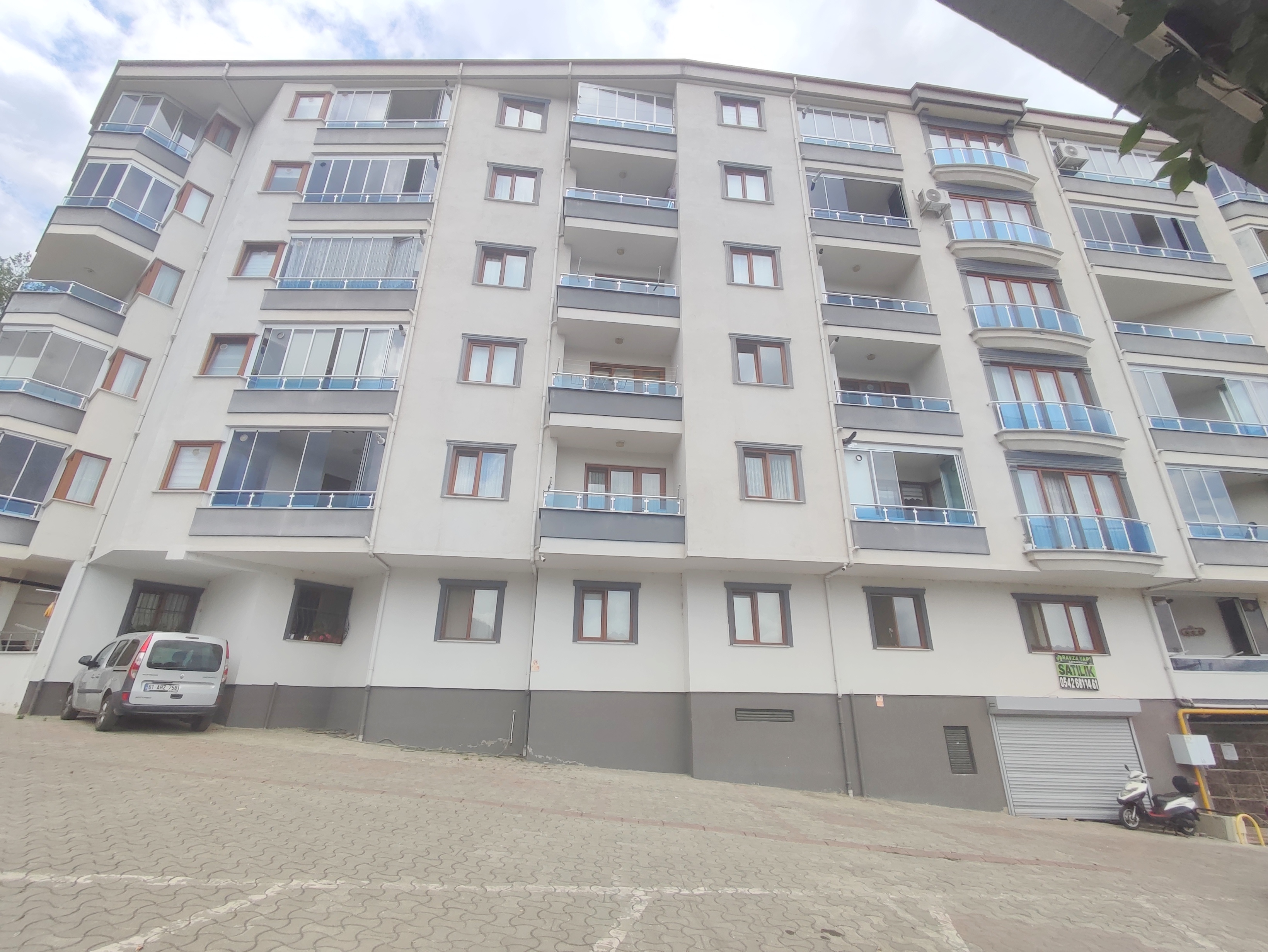 AKÇAABAT YAYLACIK MAH. MERKEZİ KONUMDA SATILIK DAİRE