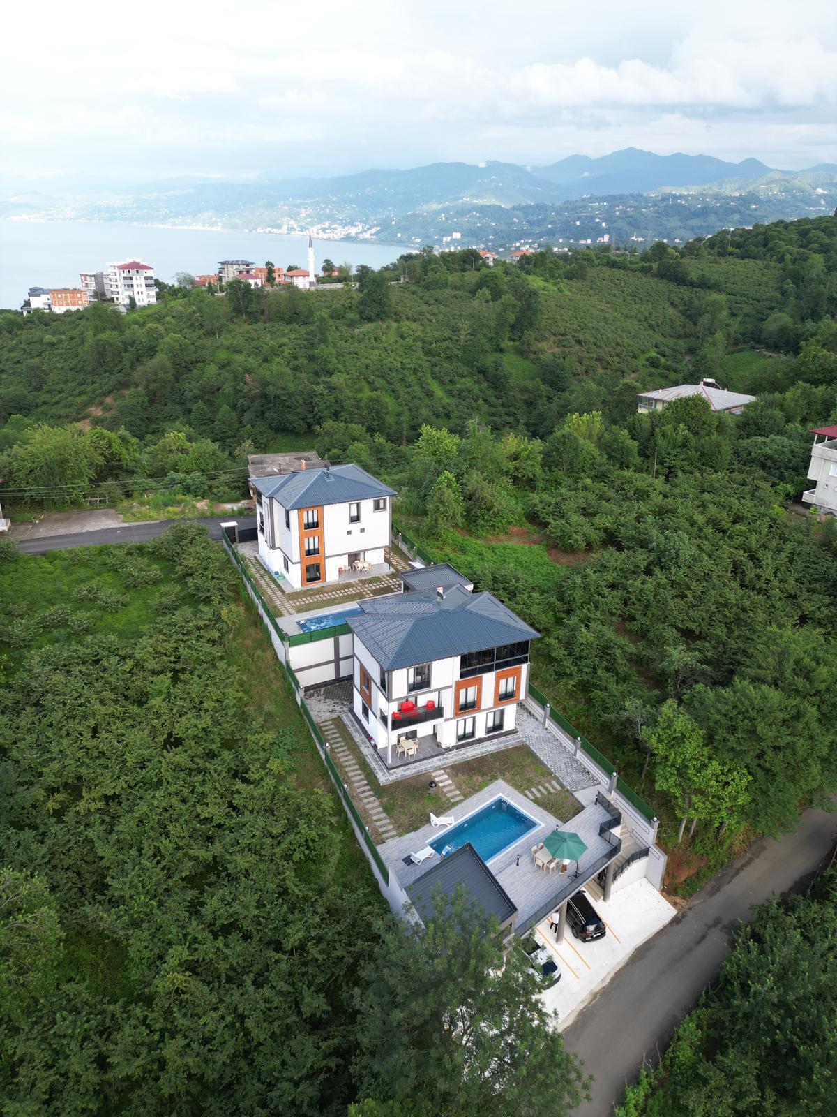 ARAKLI HÜRRİYET MAHALLESİNDE HAVUZLU LÜKS SATILIK VİLLALAR