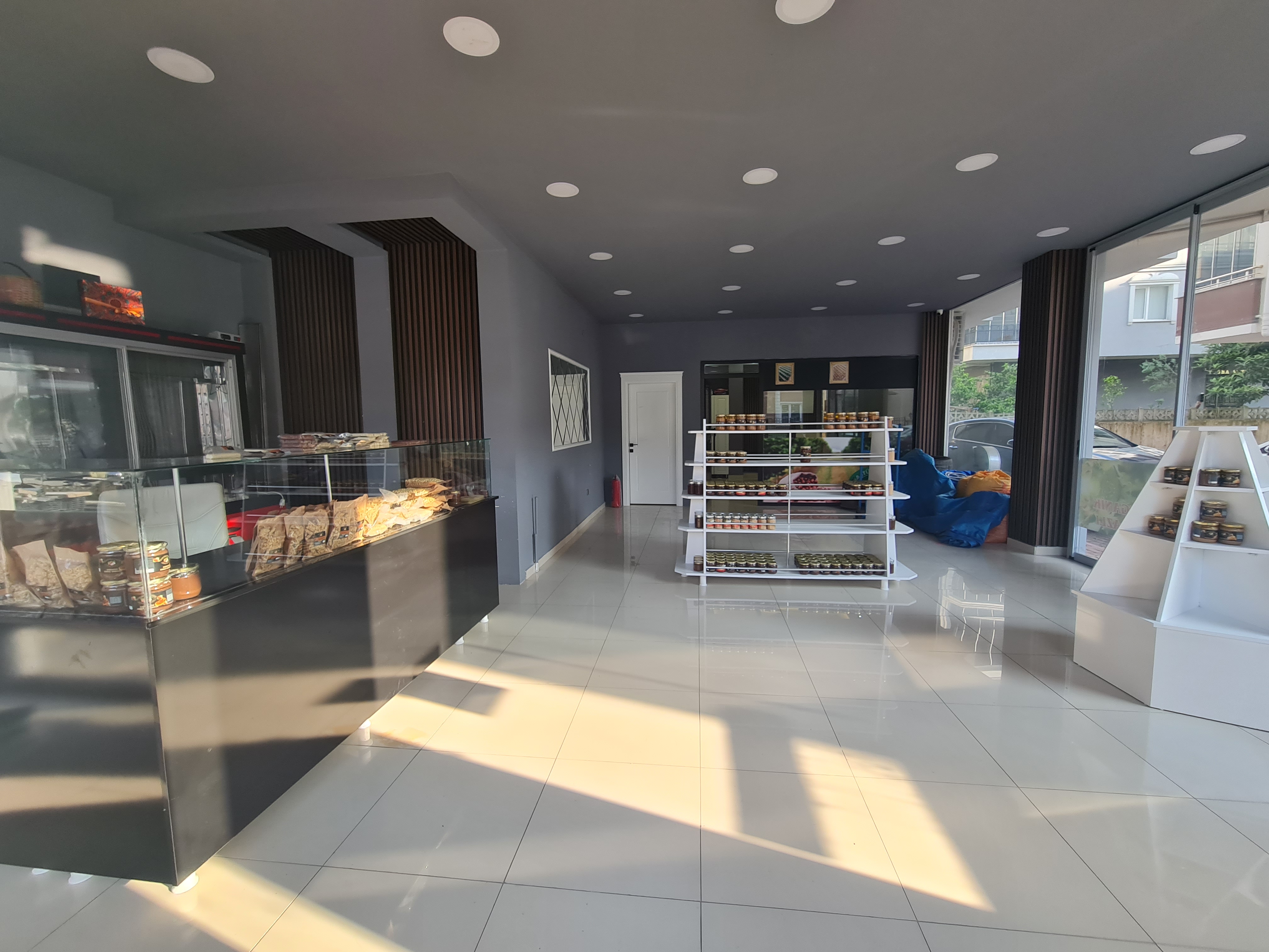 ATA CADDESİNDE 200M2 SATILIK DÜKKAN