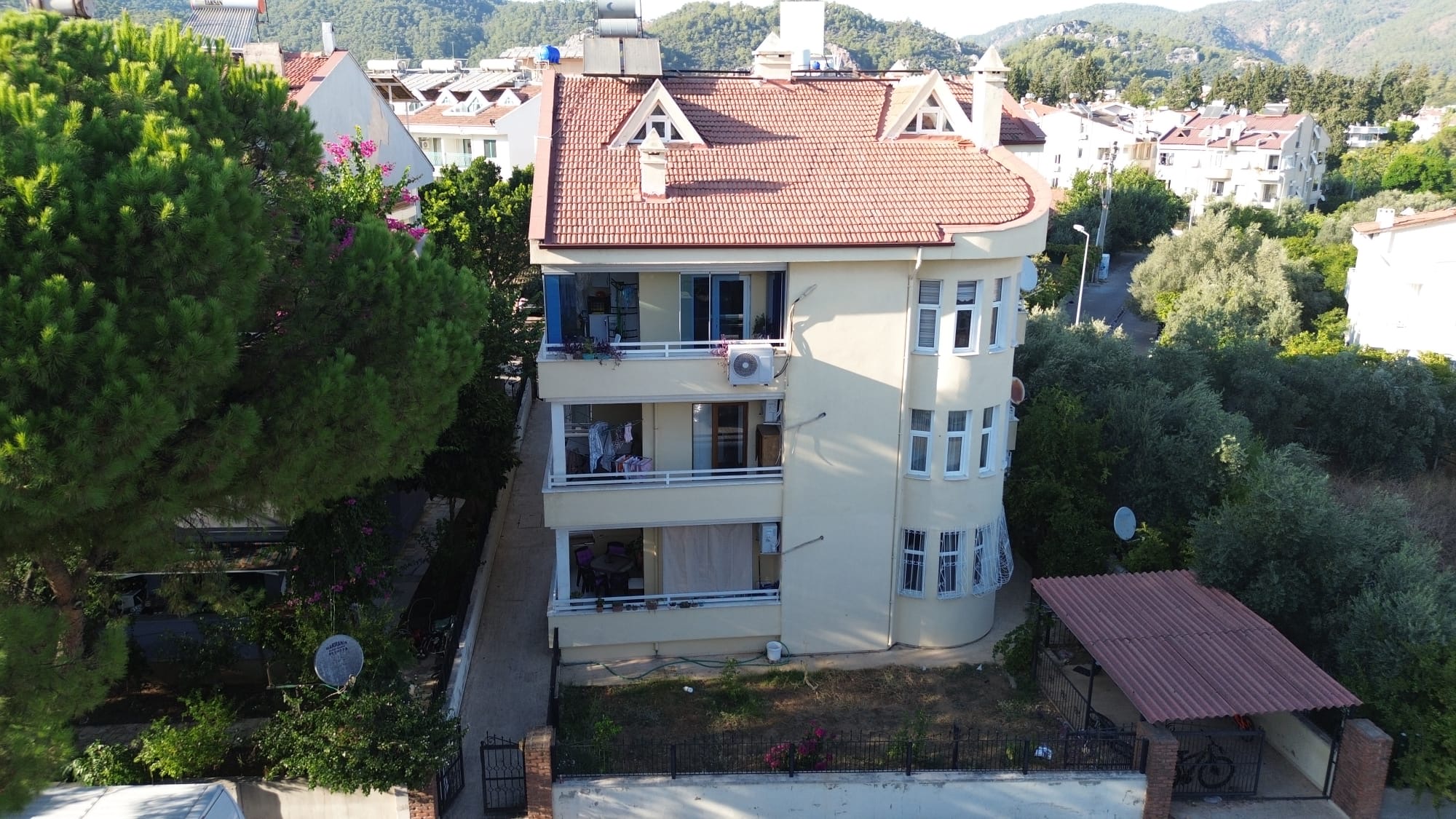 MARMARİS ARMUTALAN'DA SAHİLE 950MT.2+1 AYRI MUTFAK SATILIK DAİRE