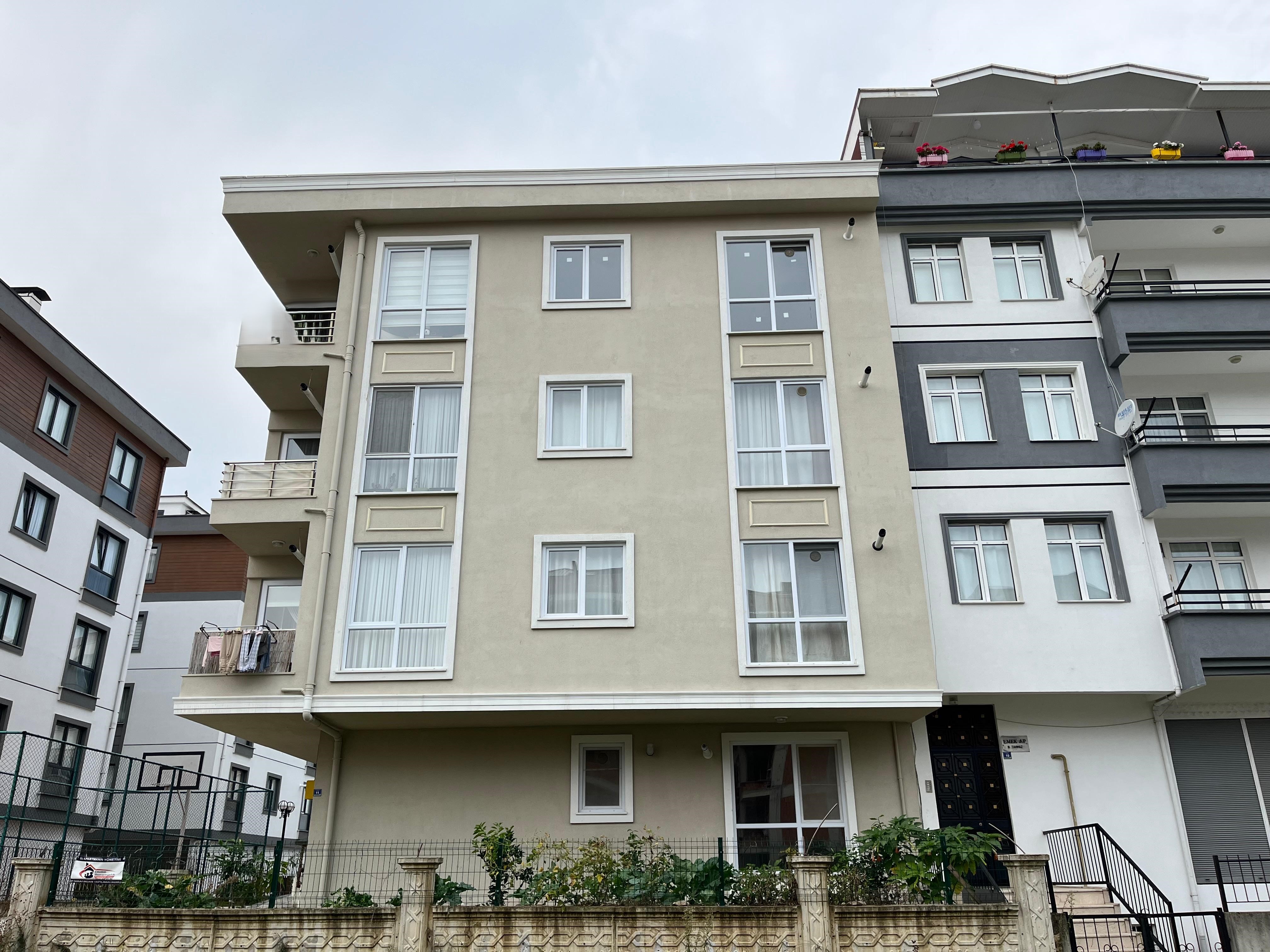 CUMHURİYET MAHALLESİ E-BEBEK KARŞISI SATILIK 1+1 DAİRE