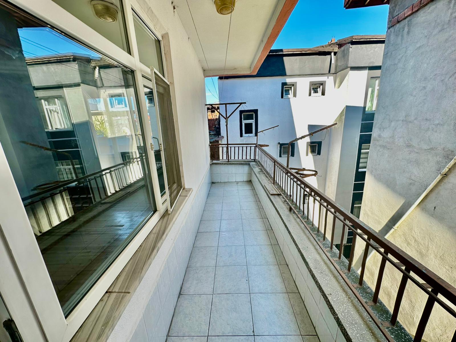 ÇARŞI MERKEZE YAKIN YOL KENARI 3 BALKONLU 140M2 MASRAFSIZ 2+1