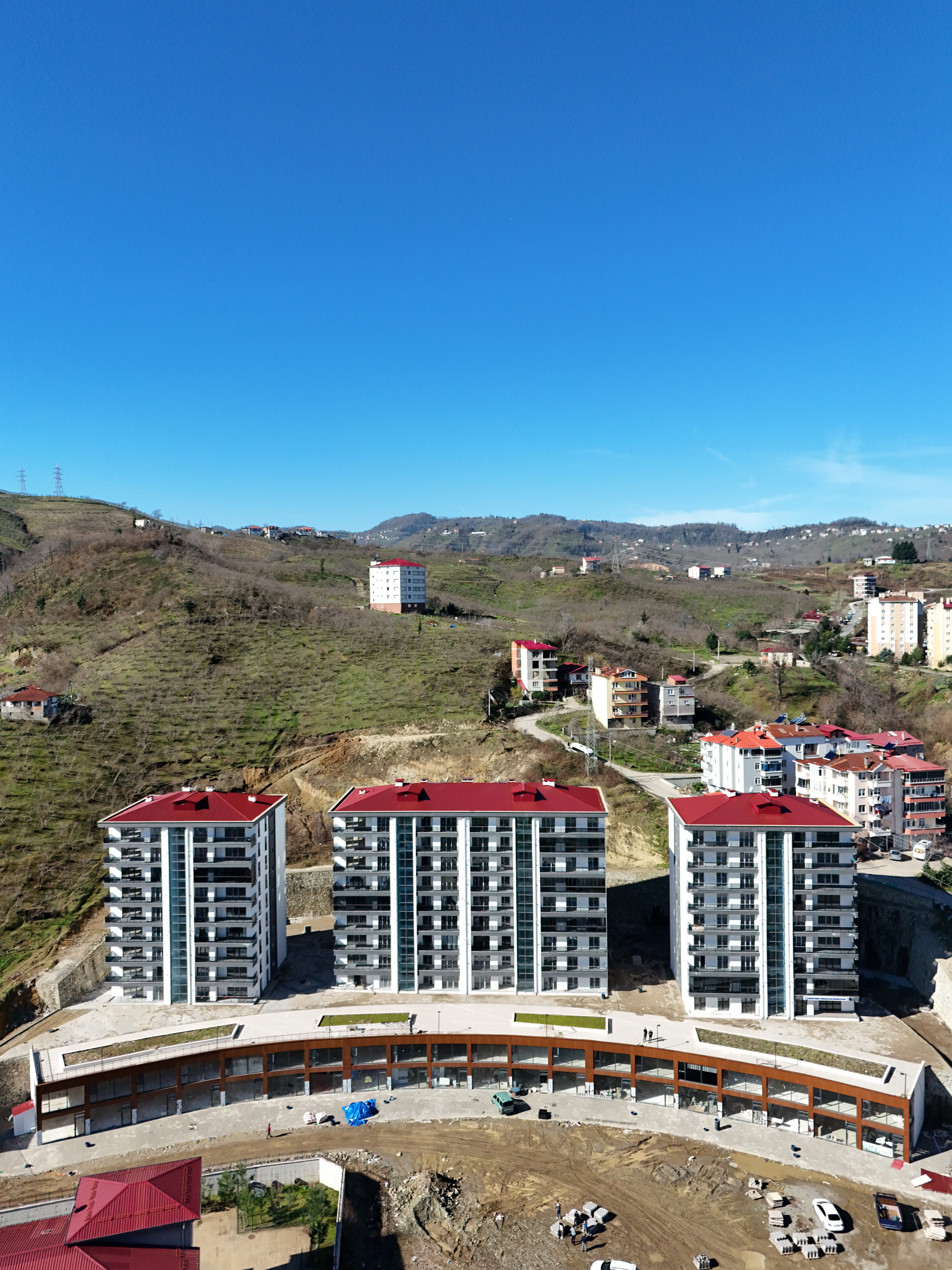 AKSU STADIUM CADDE EVLERİNDE GENİŞ FERAH DAİRE 2+1 ARKA CEPHE