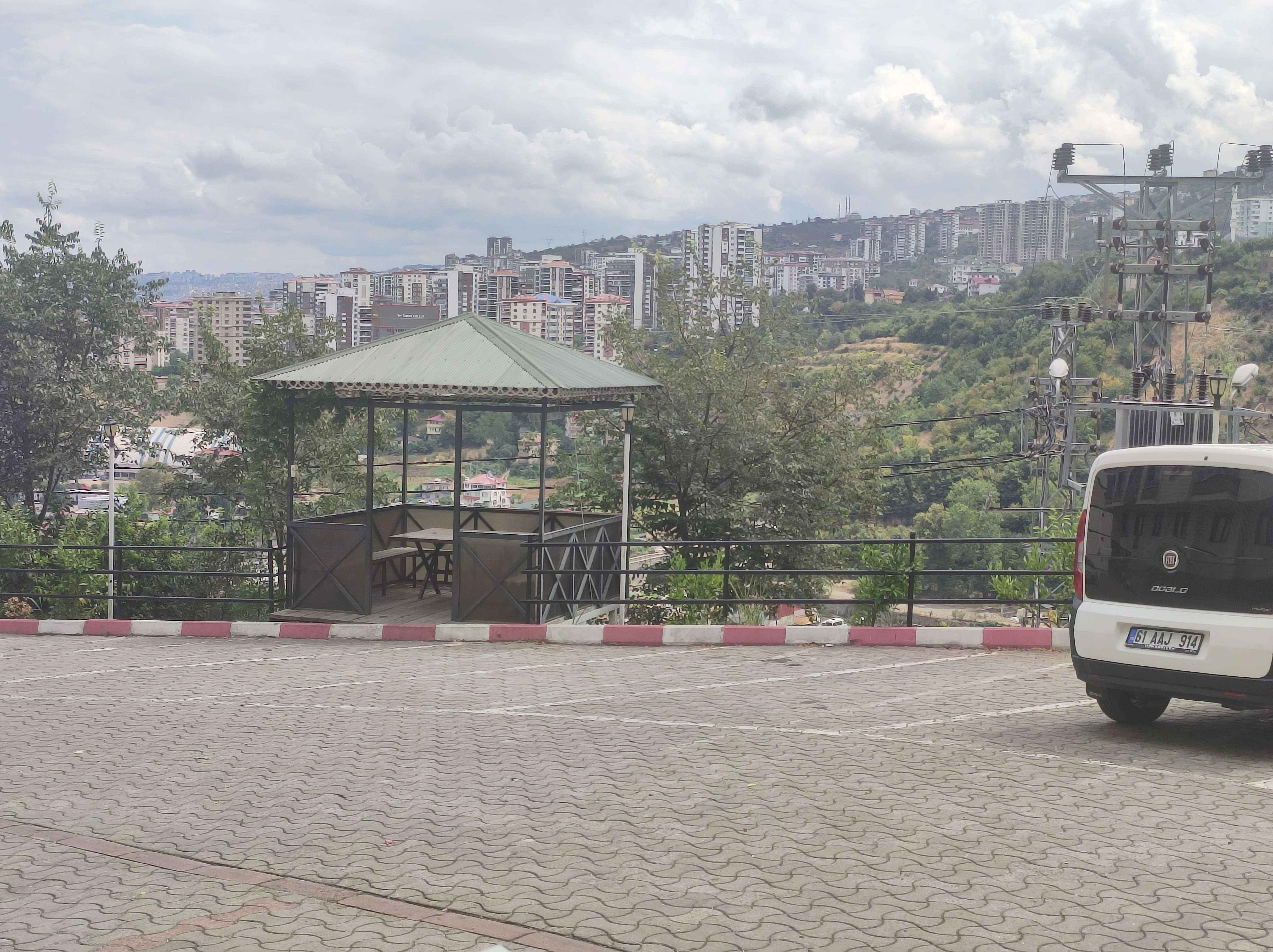 AKÇAABAT YAYLACIK MAH. MERKEZİ KONUMDA SATILIK DAİRE