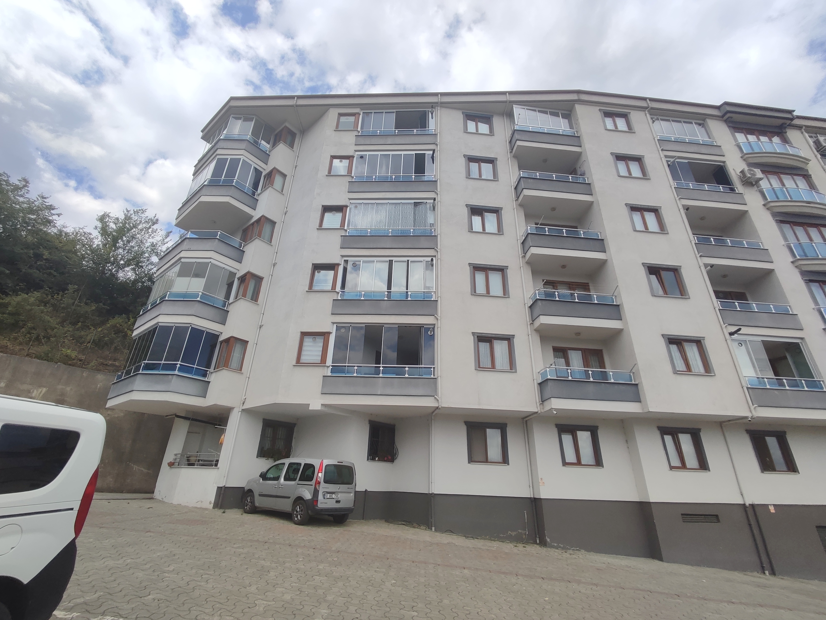 AKÇAABAT YAYLACIK MAH. MERKEZİ KONUMDA SATILIK DAİRE