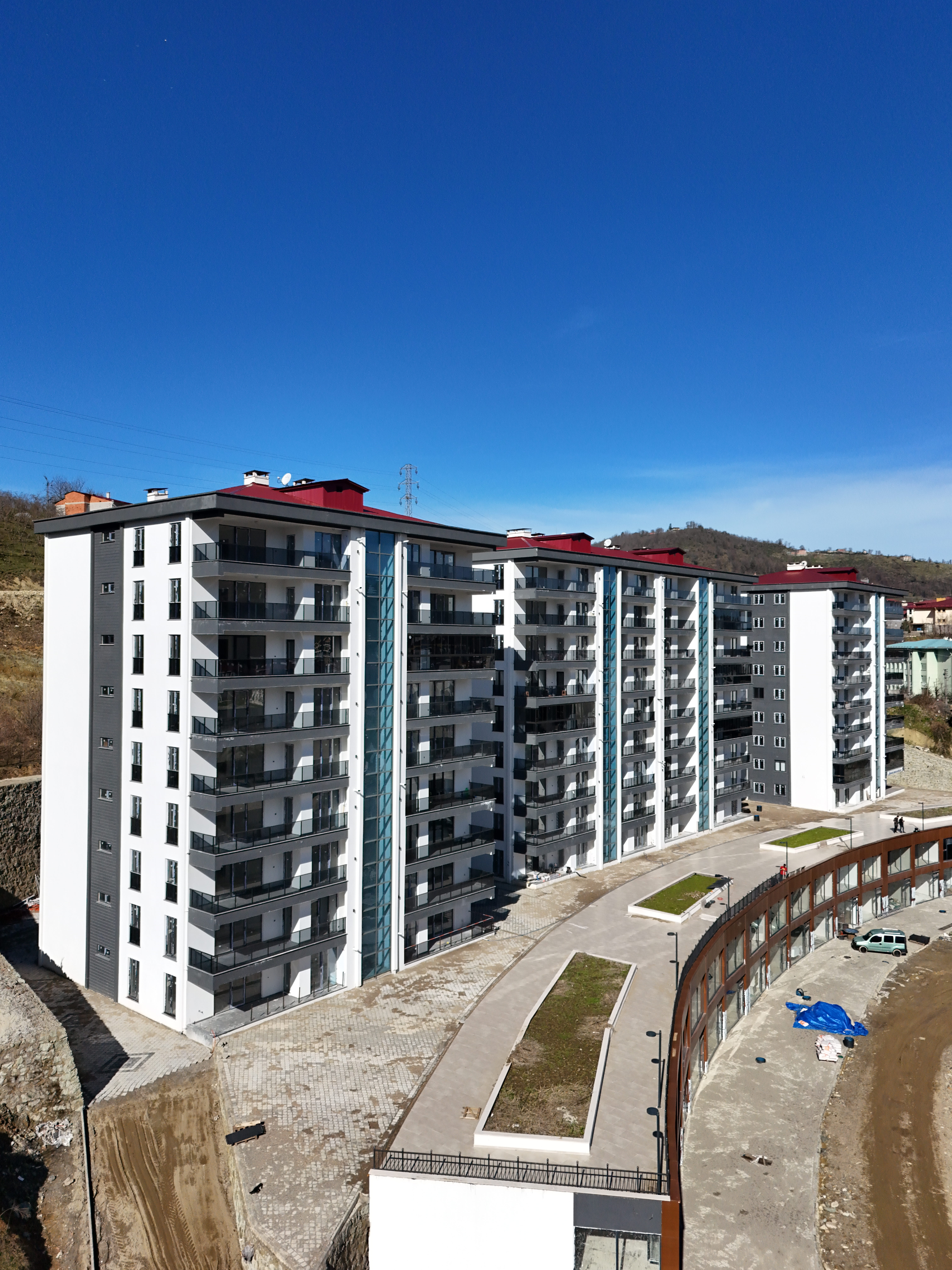 AKSU STADIUM CADDE EVLERİNDE GENİŞ FERAH DAİRE 2+1 ARKA CEPHE