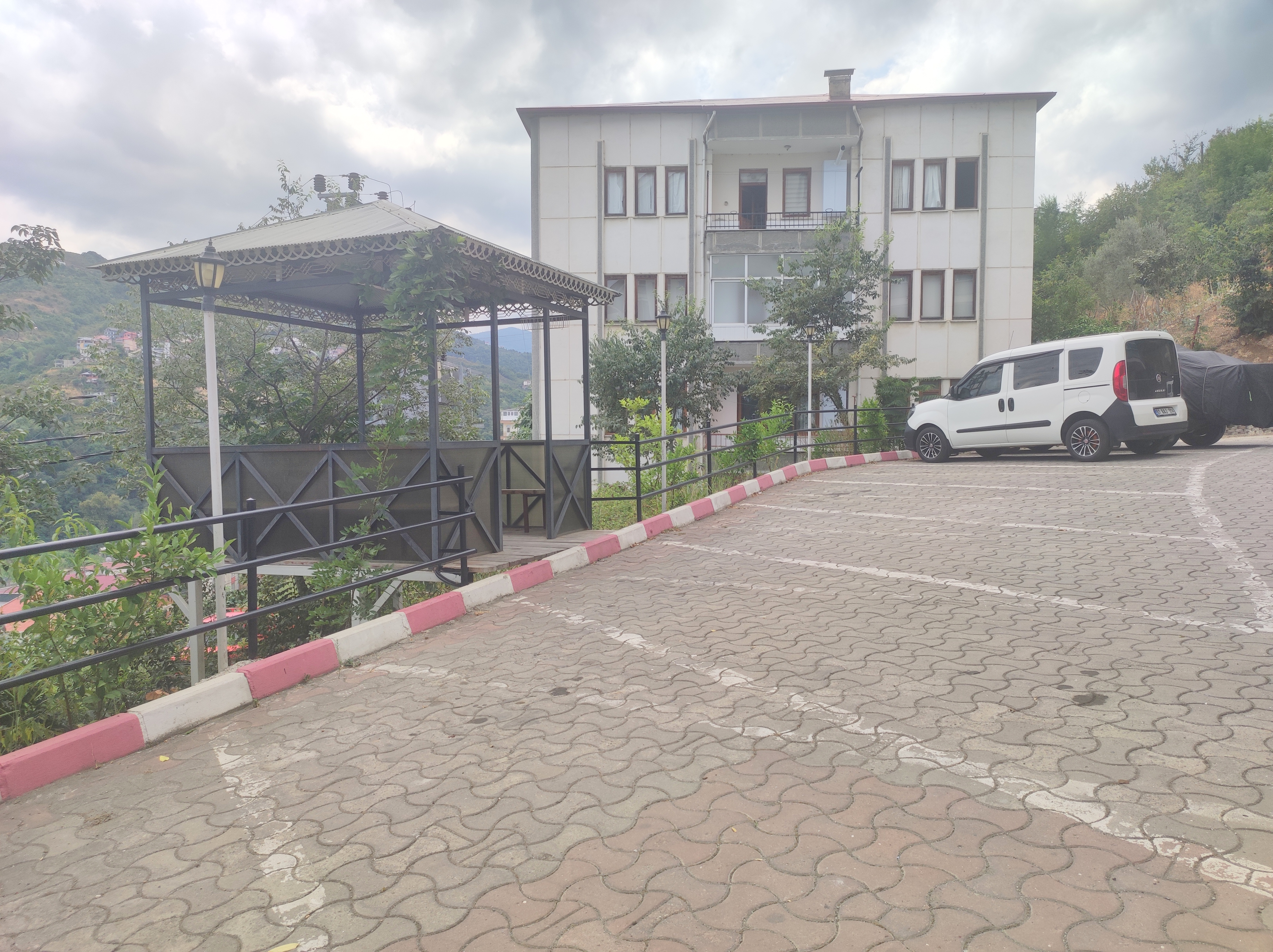 AKÇAABAT YAYLACIK MAH. MERKEZİ KONUMDA SATILIK DAİRE