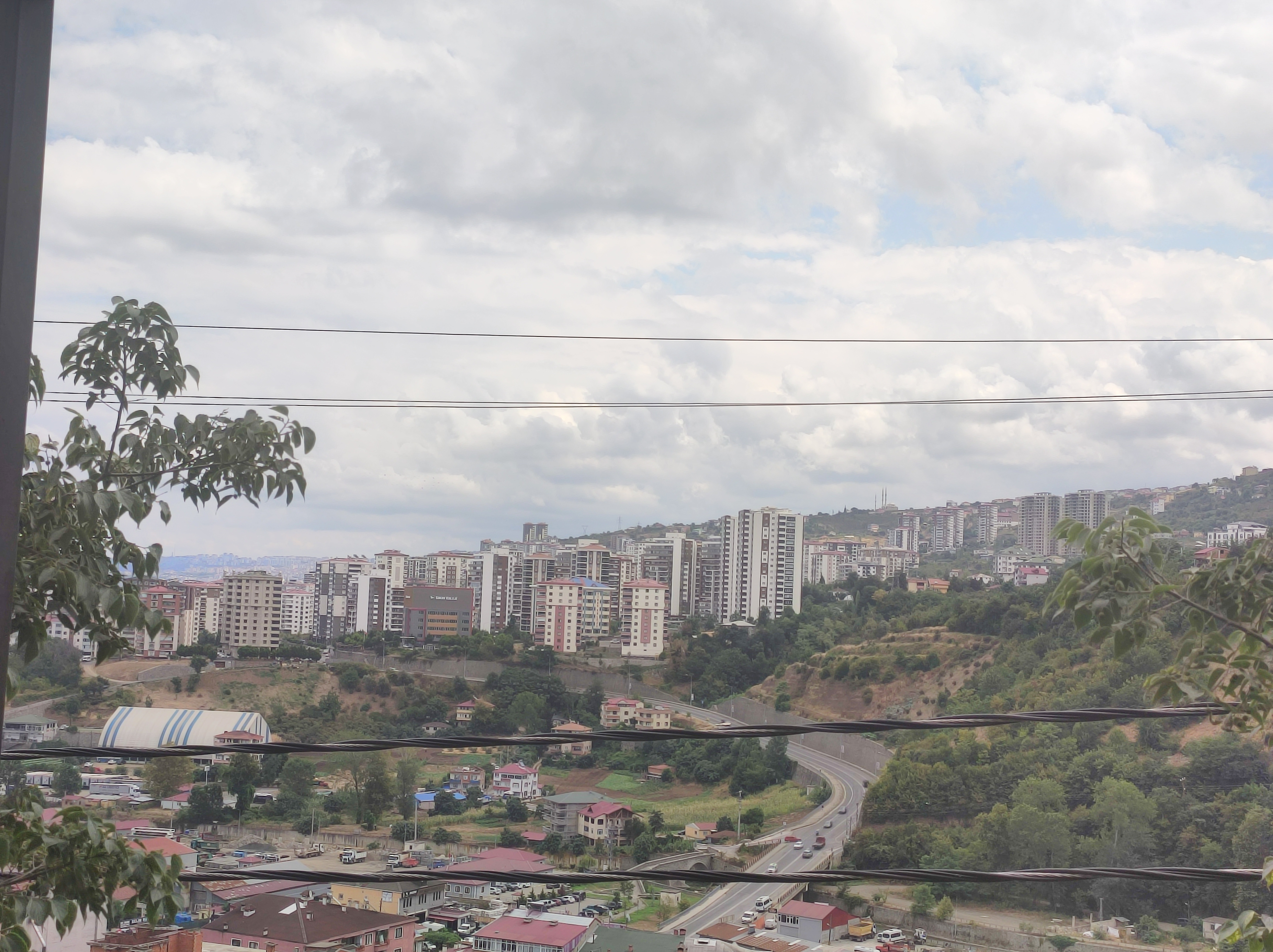 AKÇAABAT YAYLACIK MAH. MERKEZİ KONUMDA SATILIK DAİRE