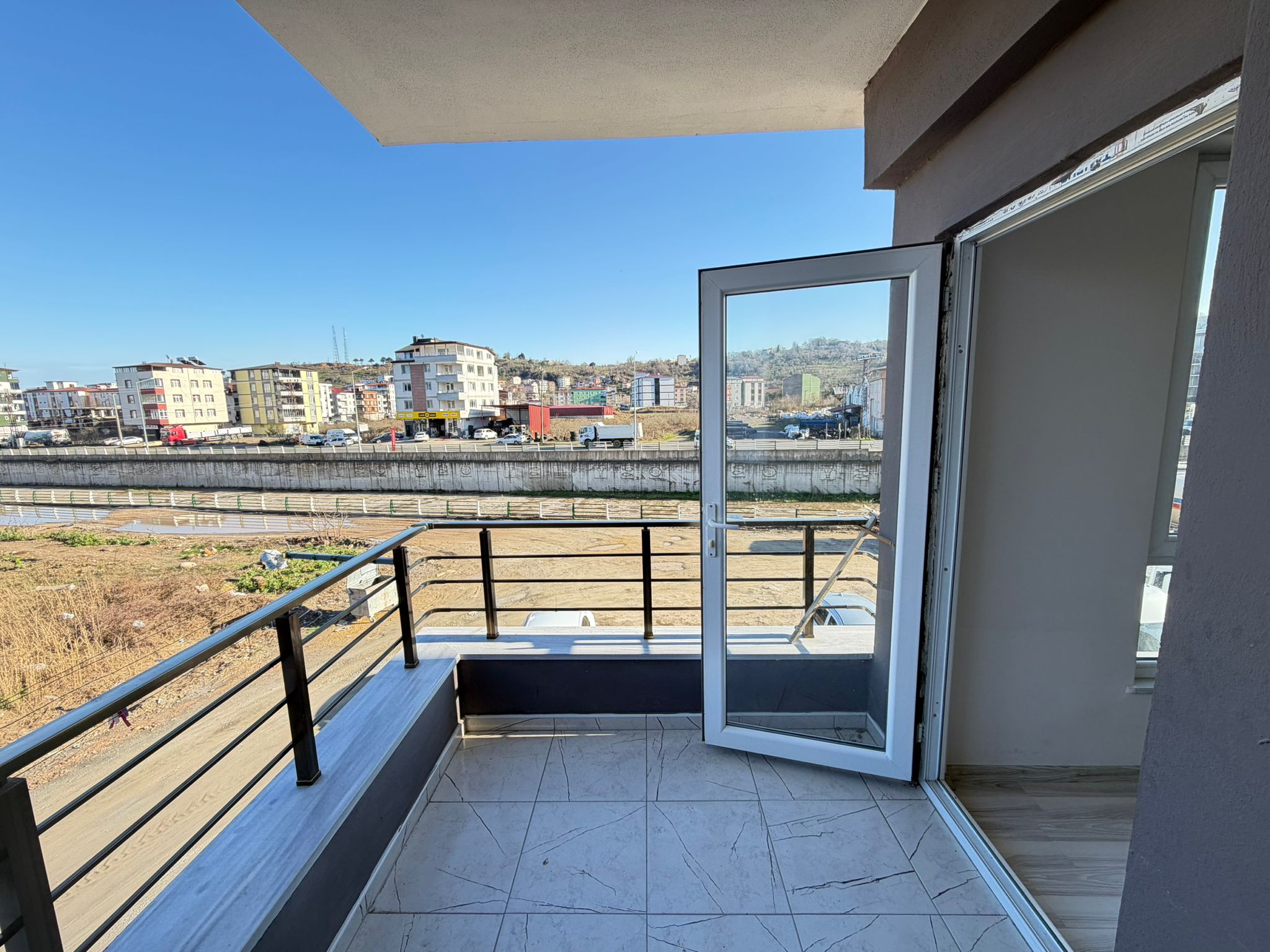 MABEL'DEN İMAMHATİP LİSE YANI ANA YOLA 2 ADIM ANKSTRE SET DAHİL