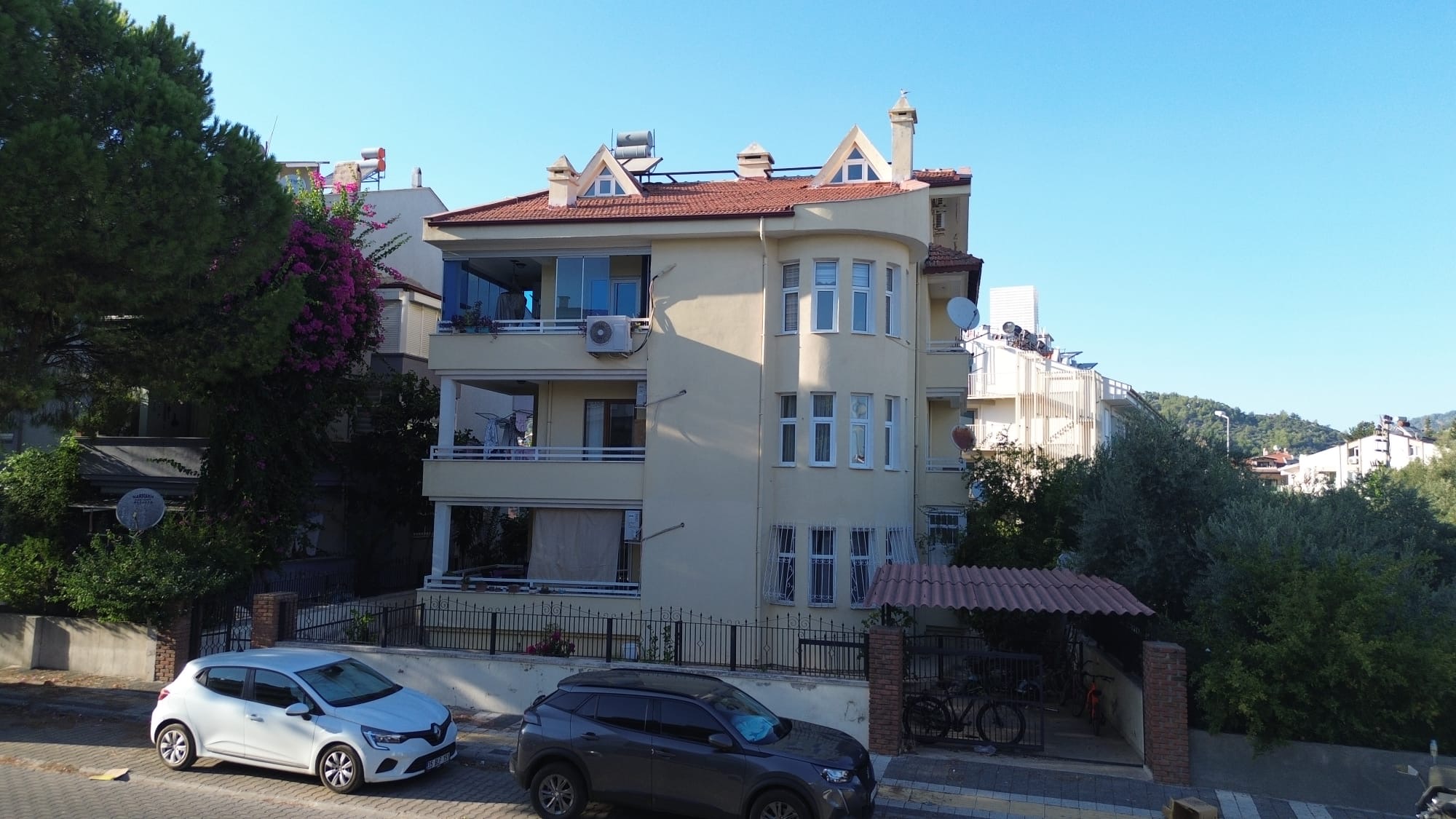 MARMARİS ARMUTALAN'DA SAHİLE 950MT.2+1 AYRI MUTFAK SATILIK DAİRE