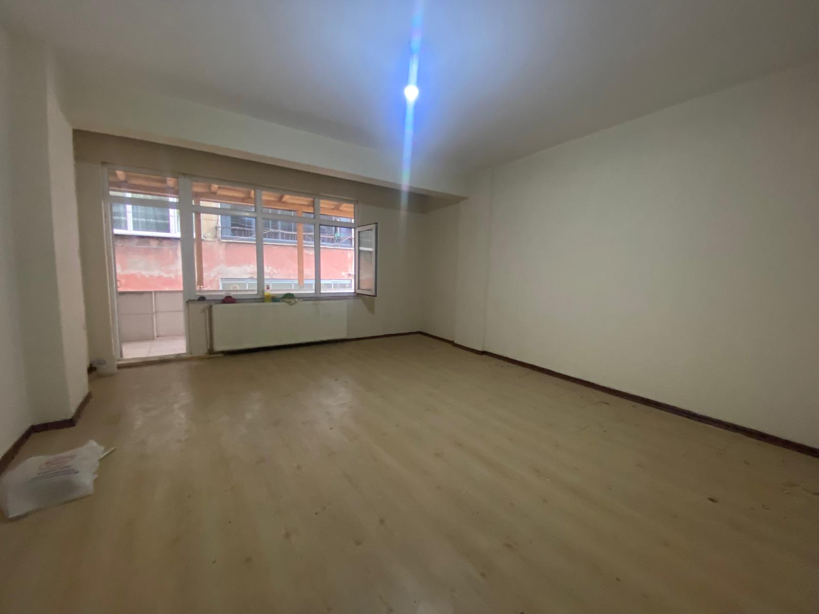 SAKARYA MAHALLESİNDE SEFERGE APARTMANINDA SATILIK DAİRE