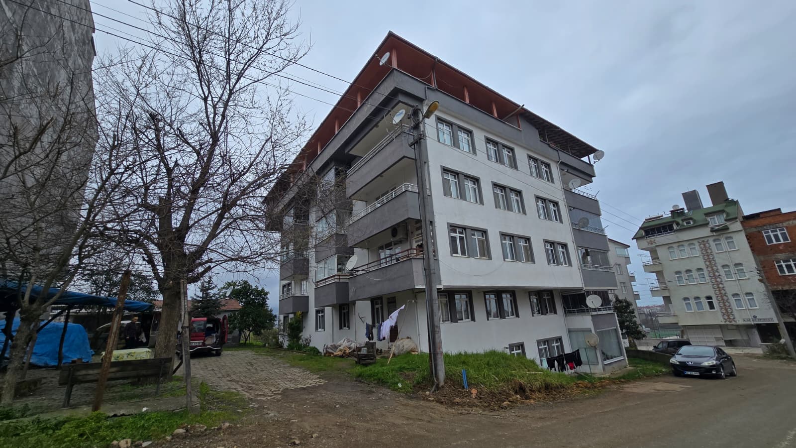 MERSEN TOPSAHASININ ARKASI