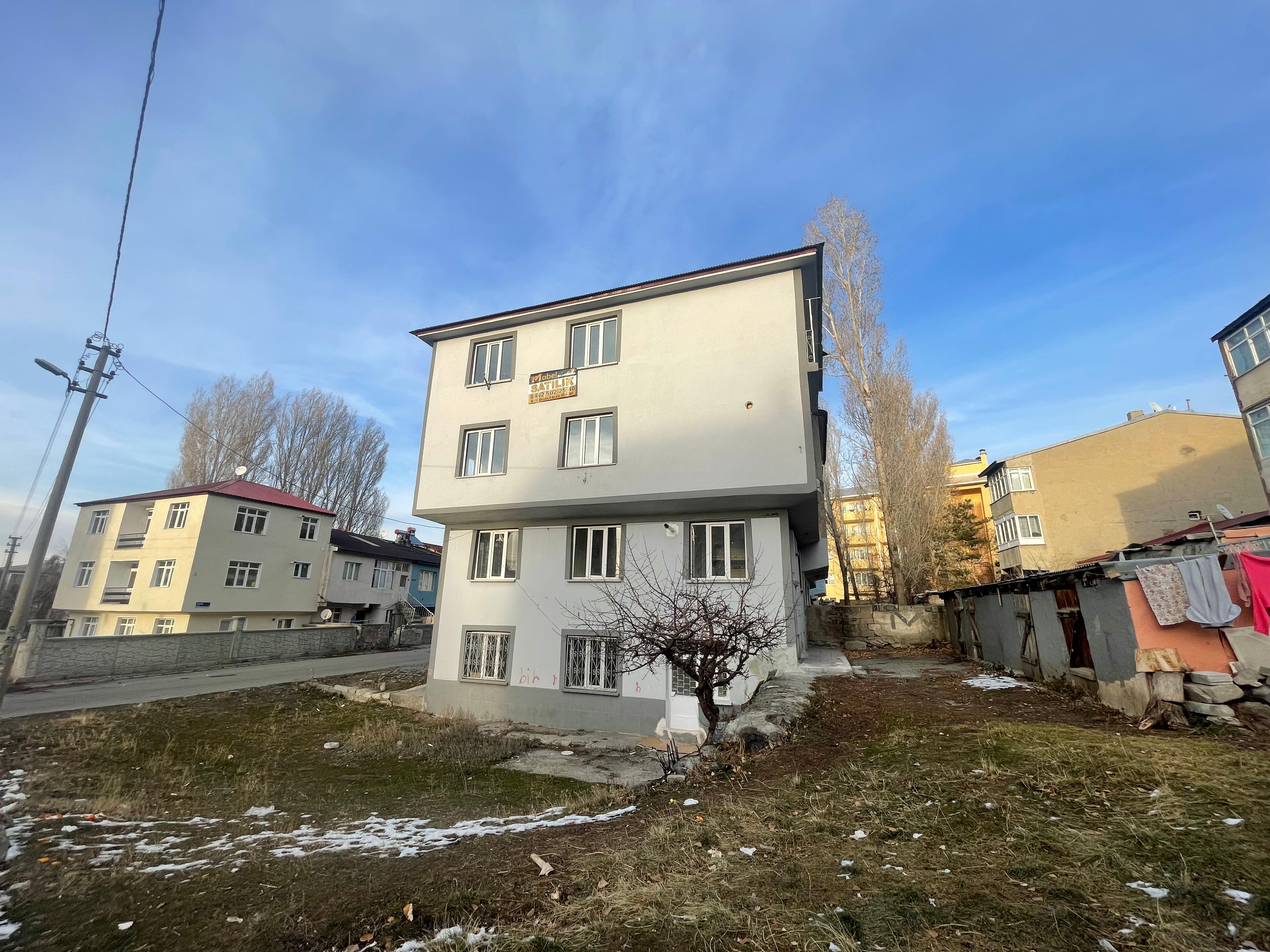 KAYAKYOLUNDA SATILIK BİNA