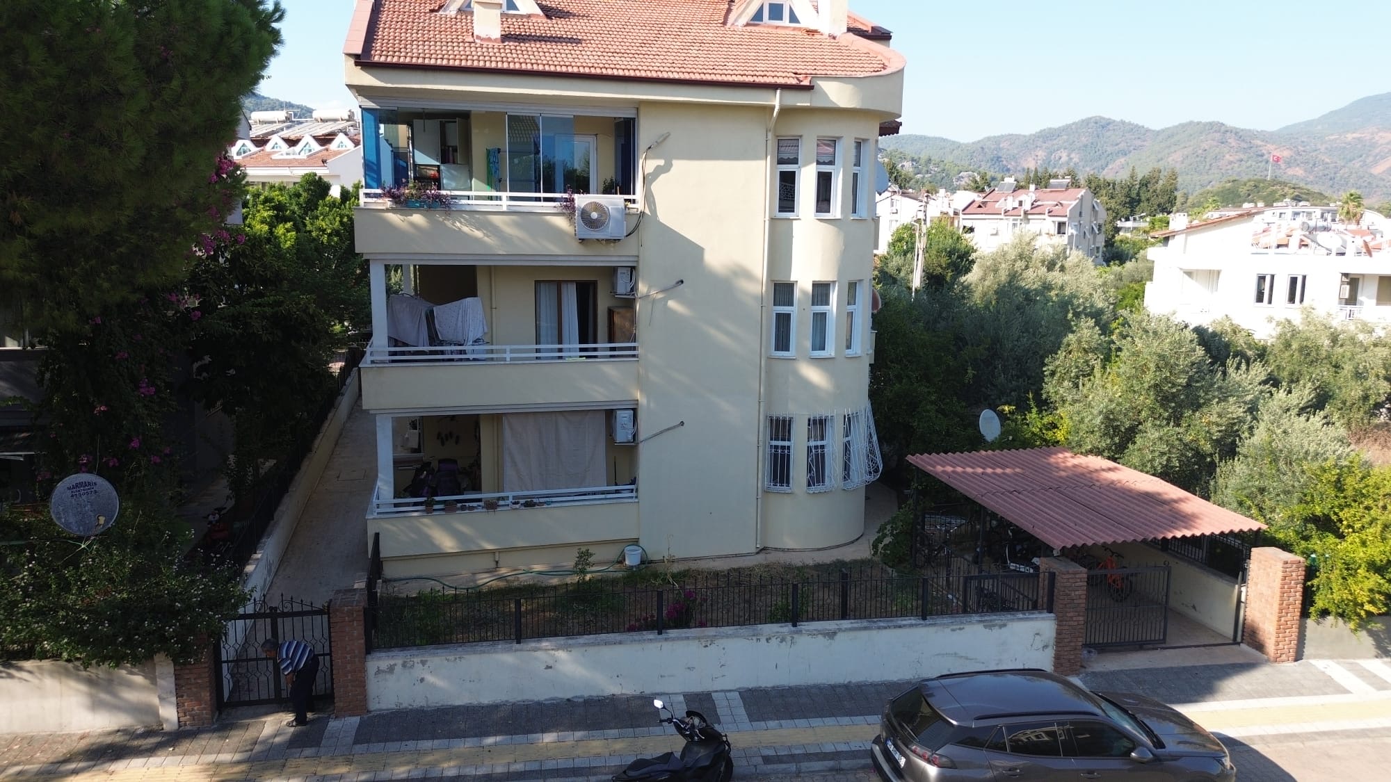 MARMARİS ARMUTALAN'DA SAHİLE 950MT.2+1 AYRI MUTFAK SATILIK DAİRE
