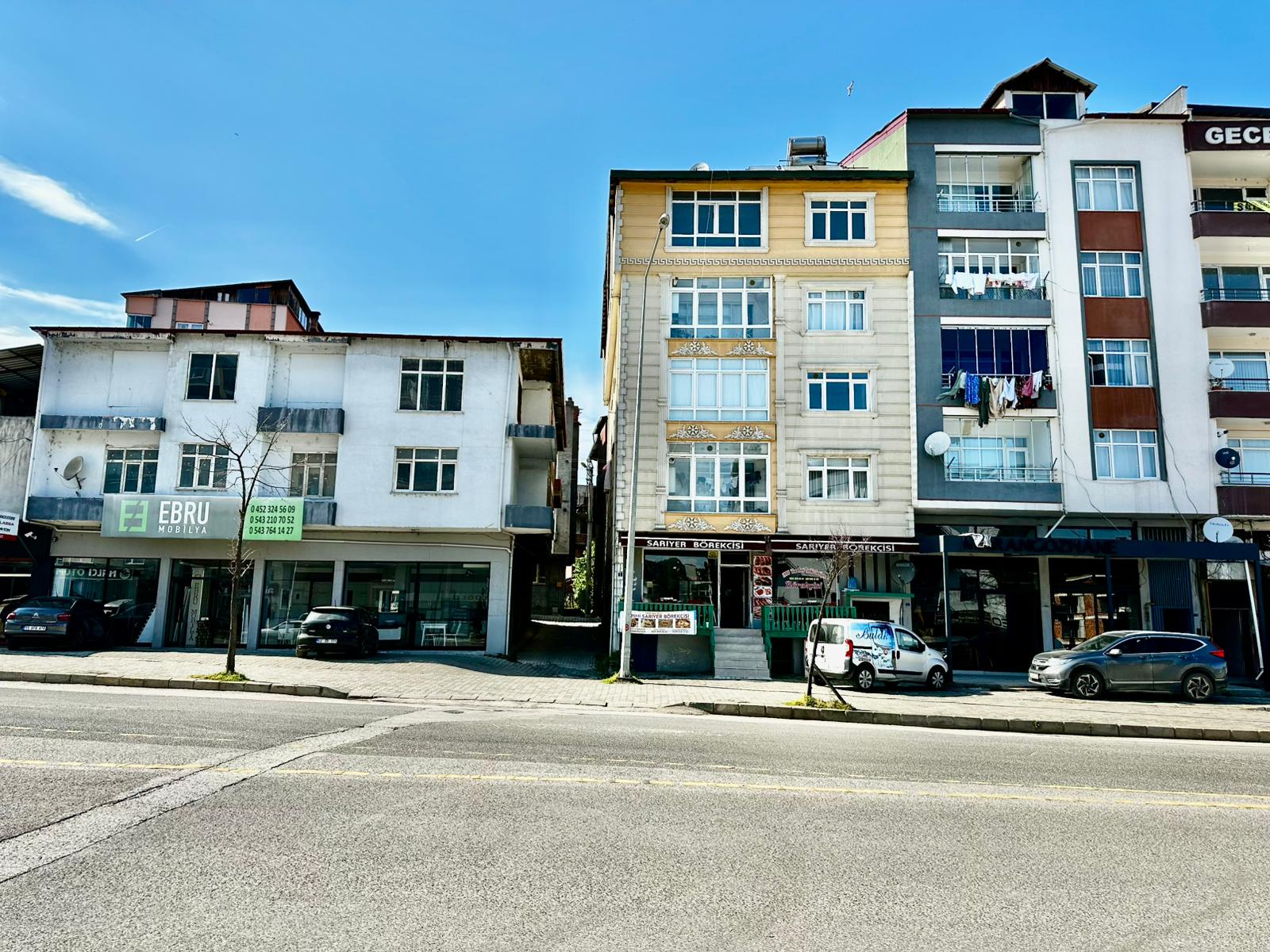 ÇARŞI MERKEZE YAKIN YOL KENARI 3 BALKONLU 140M2 MASRAFSIZ 2+1