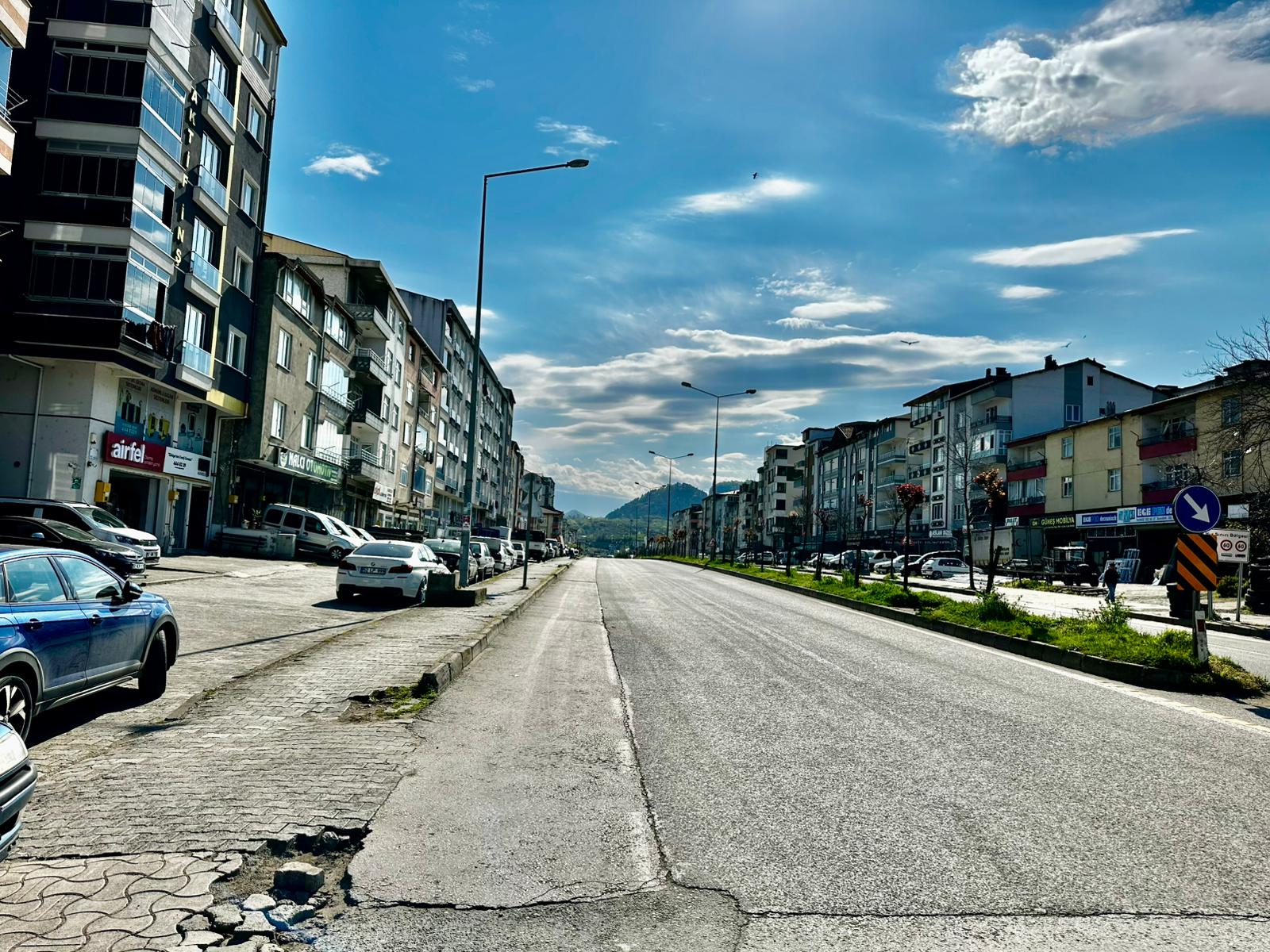 ÇARŞI MERKEZE YAKIN YOL KENARI 3 BALKONLU 140M2 MASRAFSIZ 2+1