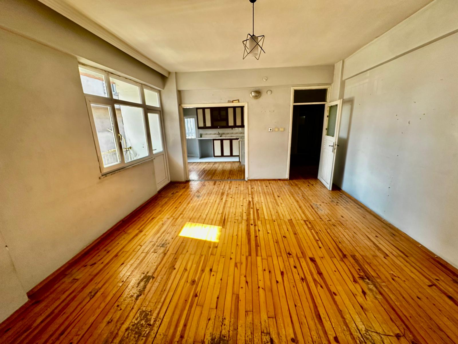 ÇARŞI MERKEZE YAKIN YOL KENARI 3 BALKONLU 140M2 MASRAFSIZ 2+1