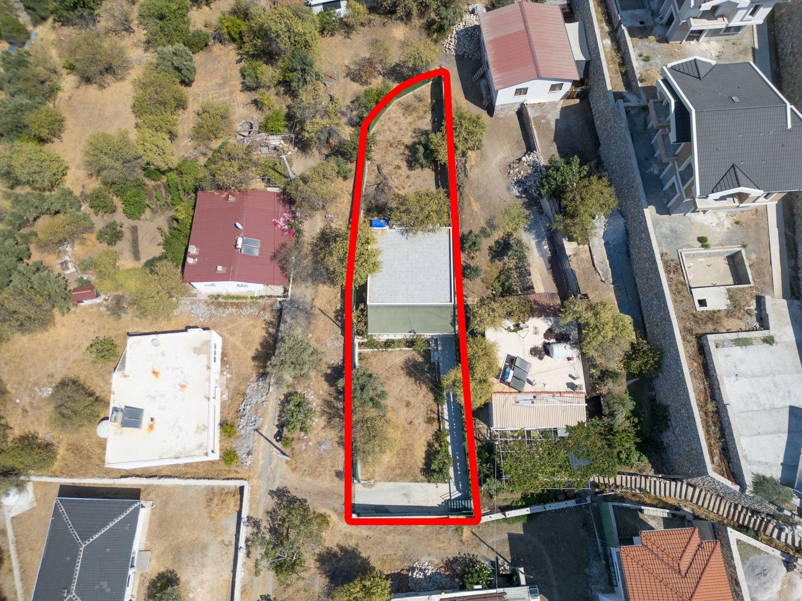 SÖĞÜTTE SATILIK İÇİNDE KARGIR EV OLAN TARLA