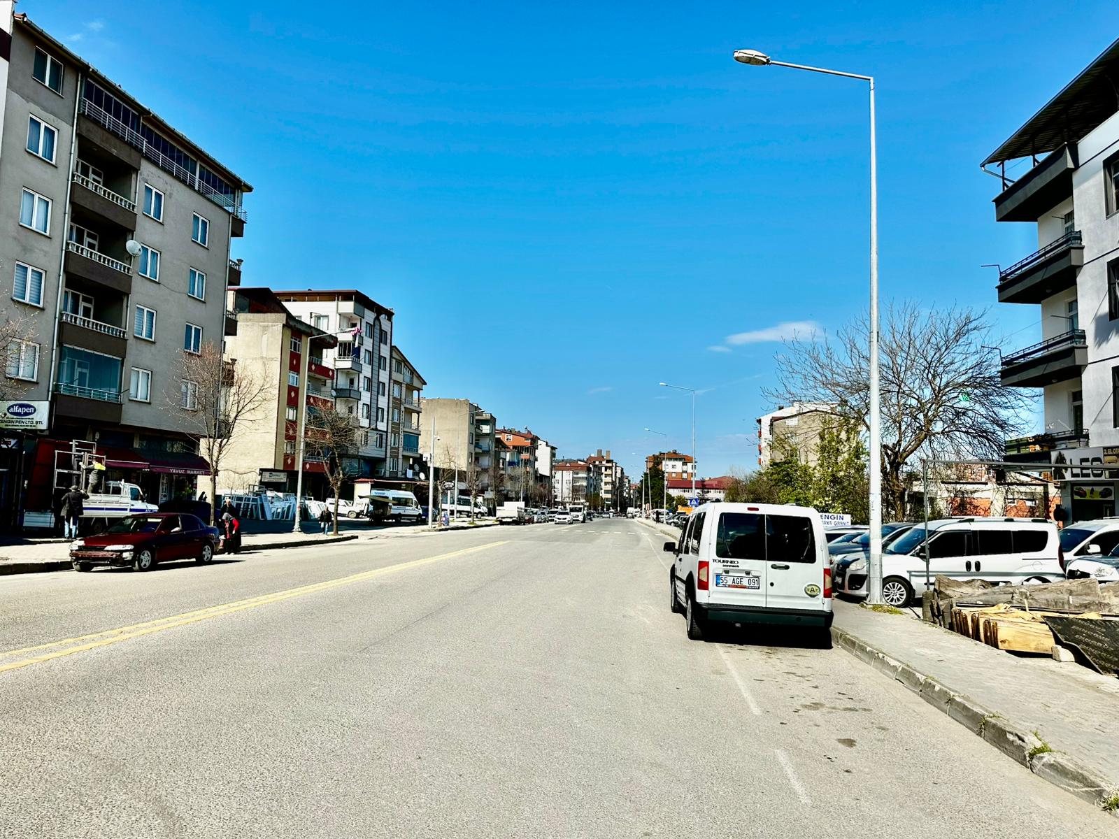 ÇARŞI MERKEZE YAKIN YOL KENARI 3 BALKONLU 140M2 MASRAFSIZ 2+1