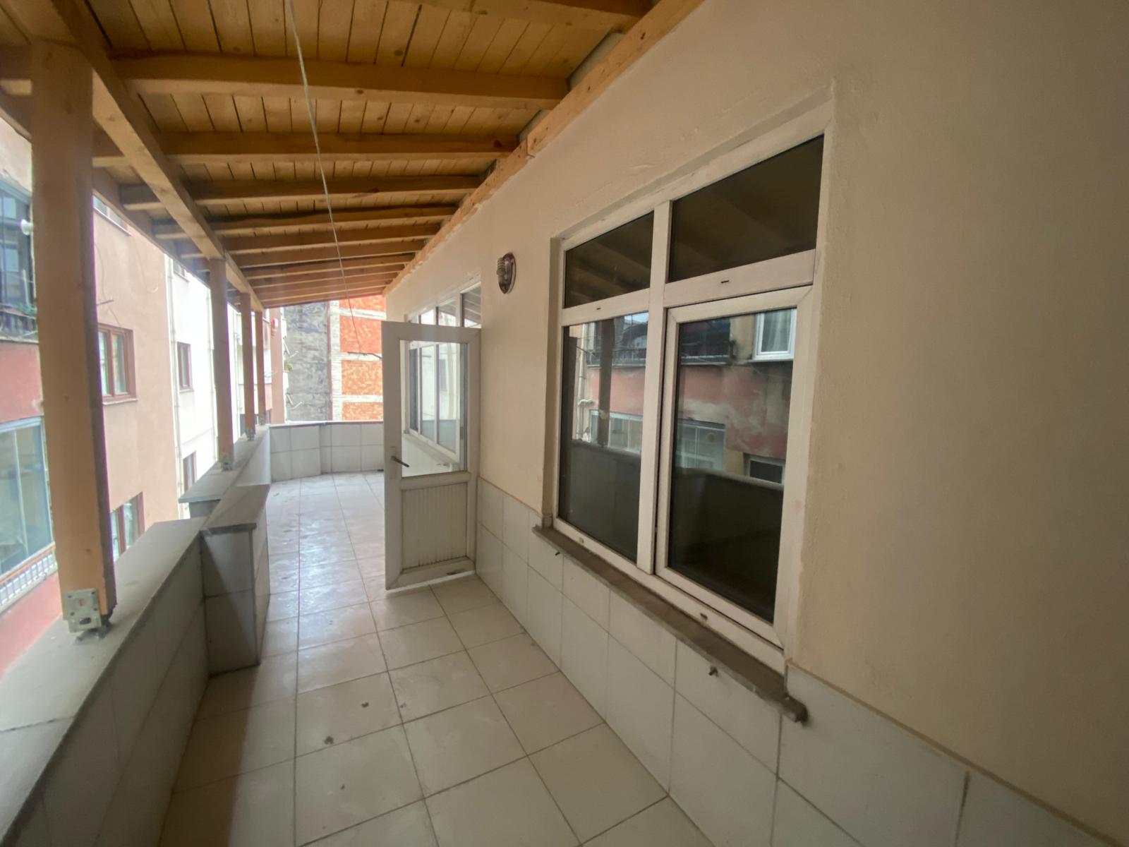 SAKARYA MAHALLESİNDE SEFERGE APARTMANINDA SATILIK DAİRE