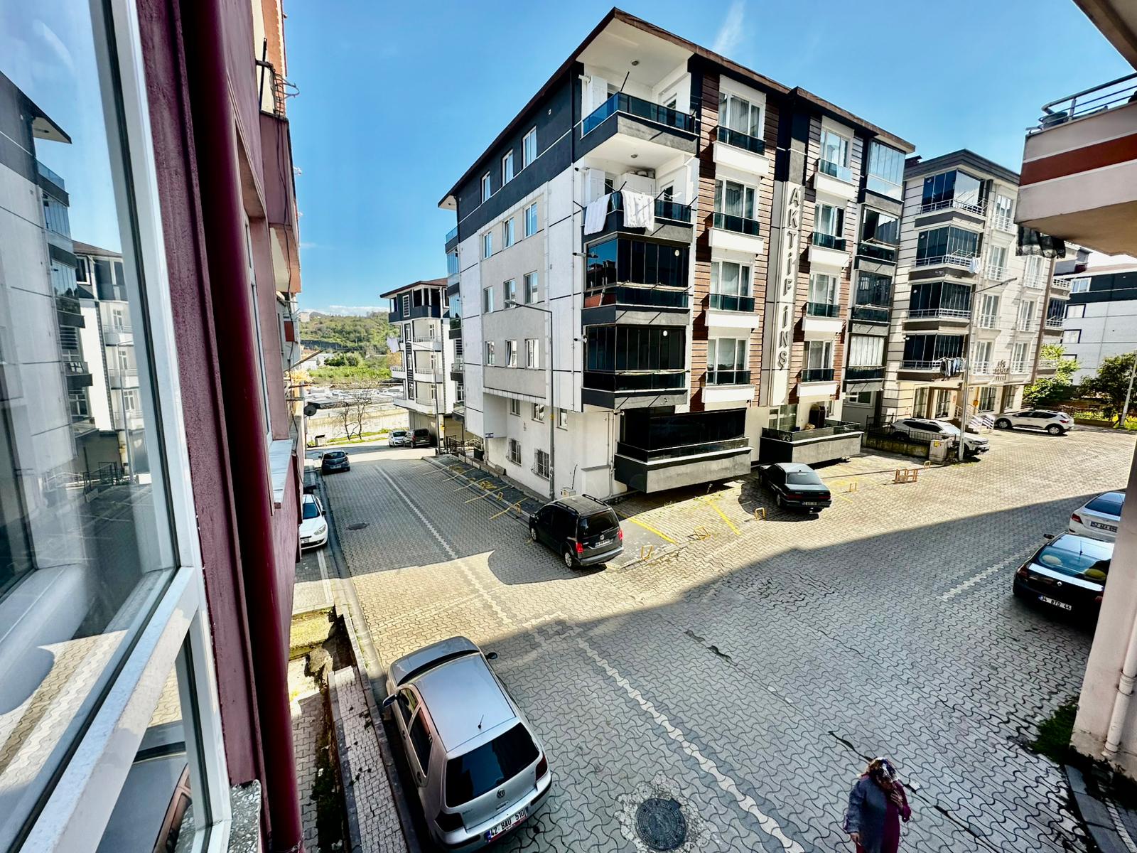 ÇARŞI MERKEZE YAKIN YOL KENARI 3 BALKONLU 140M2 MASRAFSIZ 2+1