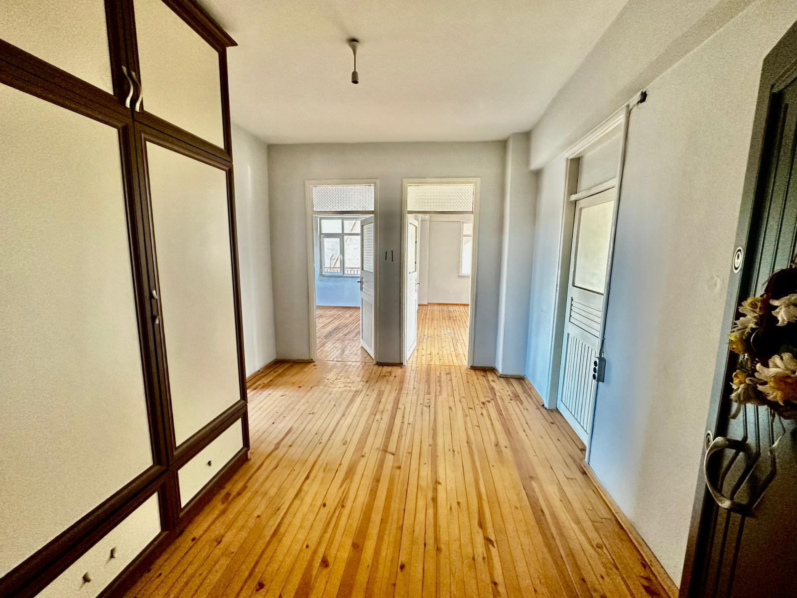 ÇARŞI MERKEZE YAKIN YOL KENARI 3 BALKONLU 140M2 MASRAFSIZ 2+1