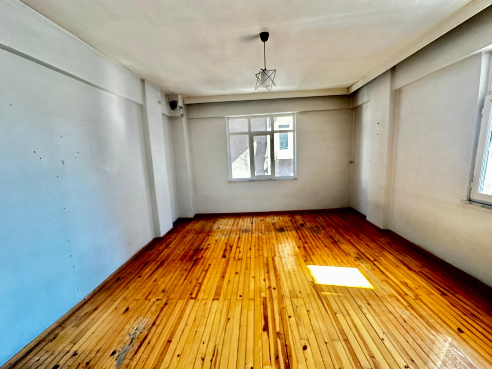 ÇARŞI MERKEZE YAKIN YOL KENARI 3 BALKONLU 140M2 MASRAFSIZ 2+1