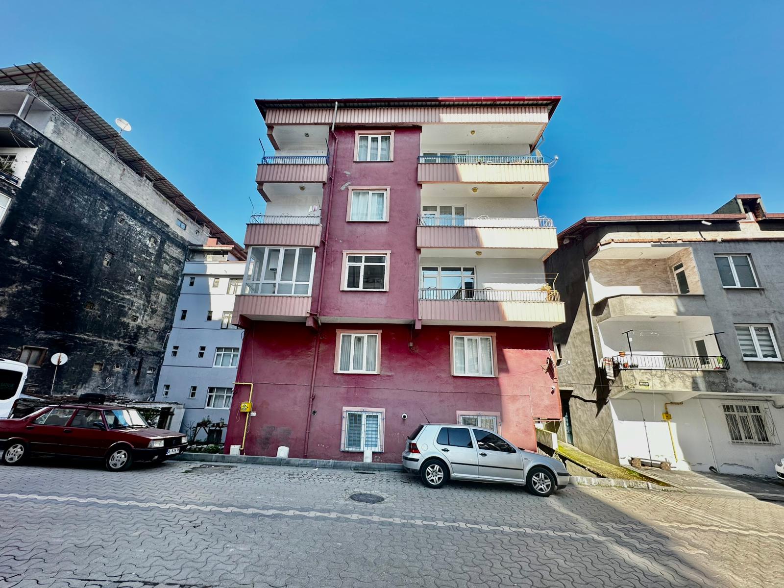 ÇARŞI MERKEZE YAKIN YOL KENARI 3 BALKONLU 140M2 MASRAFSIZ 2+1