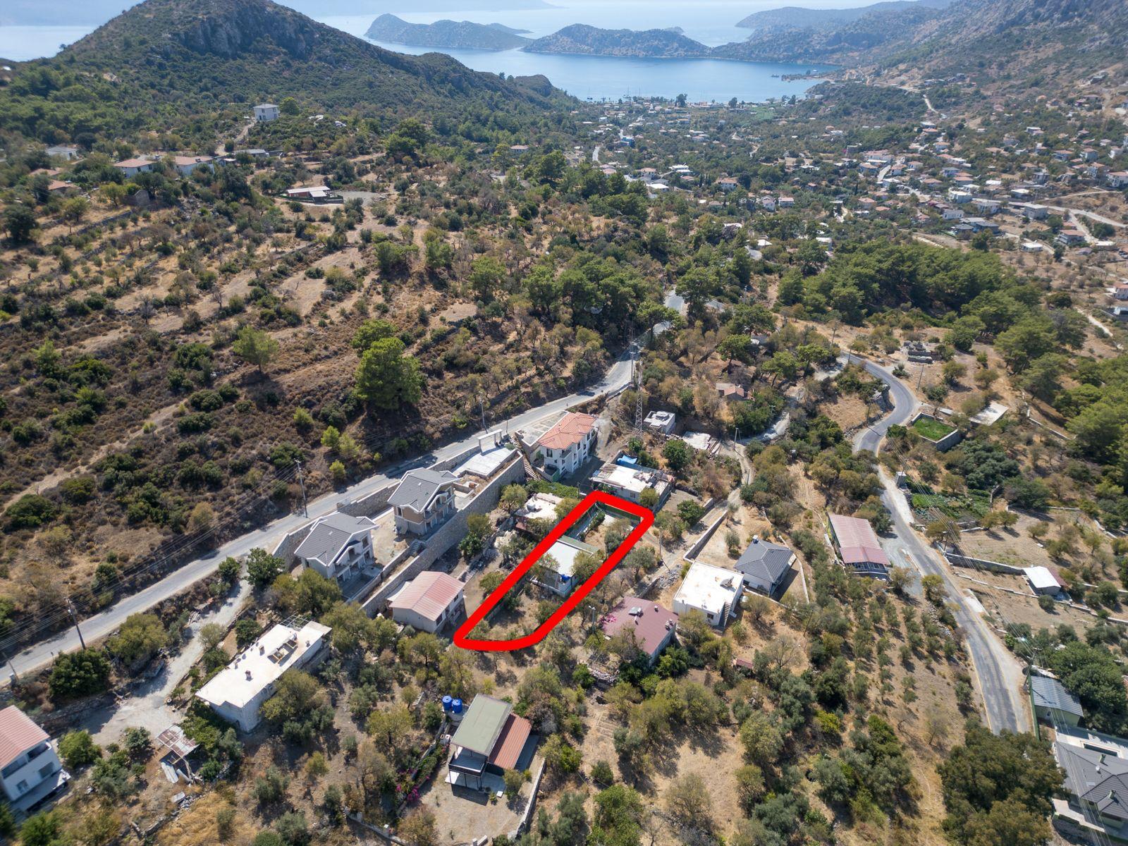 SÖĞÜTTE SATILIK İÇİNDE KARGIR EV OLAN TARLA