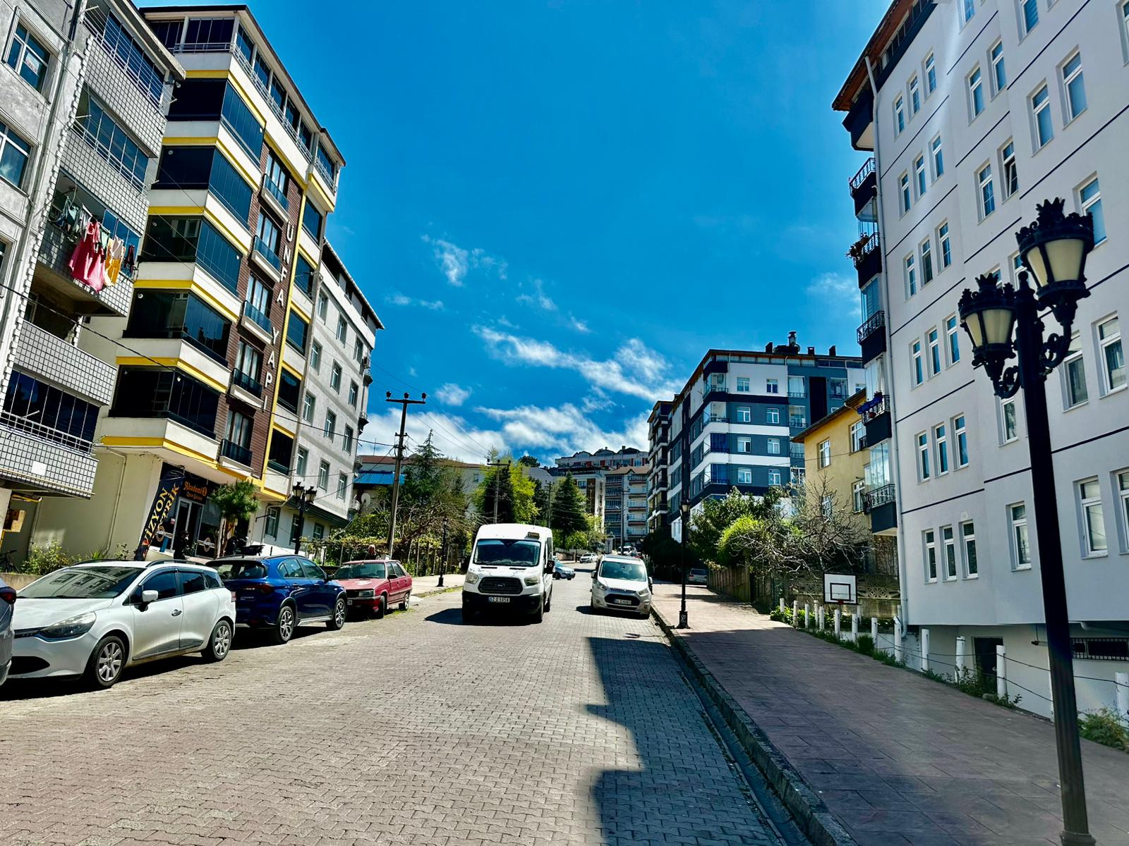 SIFIR ÇARŞI İÇERİSİ OTURUMA HAZIR 2+1 BALKONLU KİRALIK DAİRE