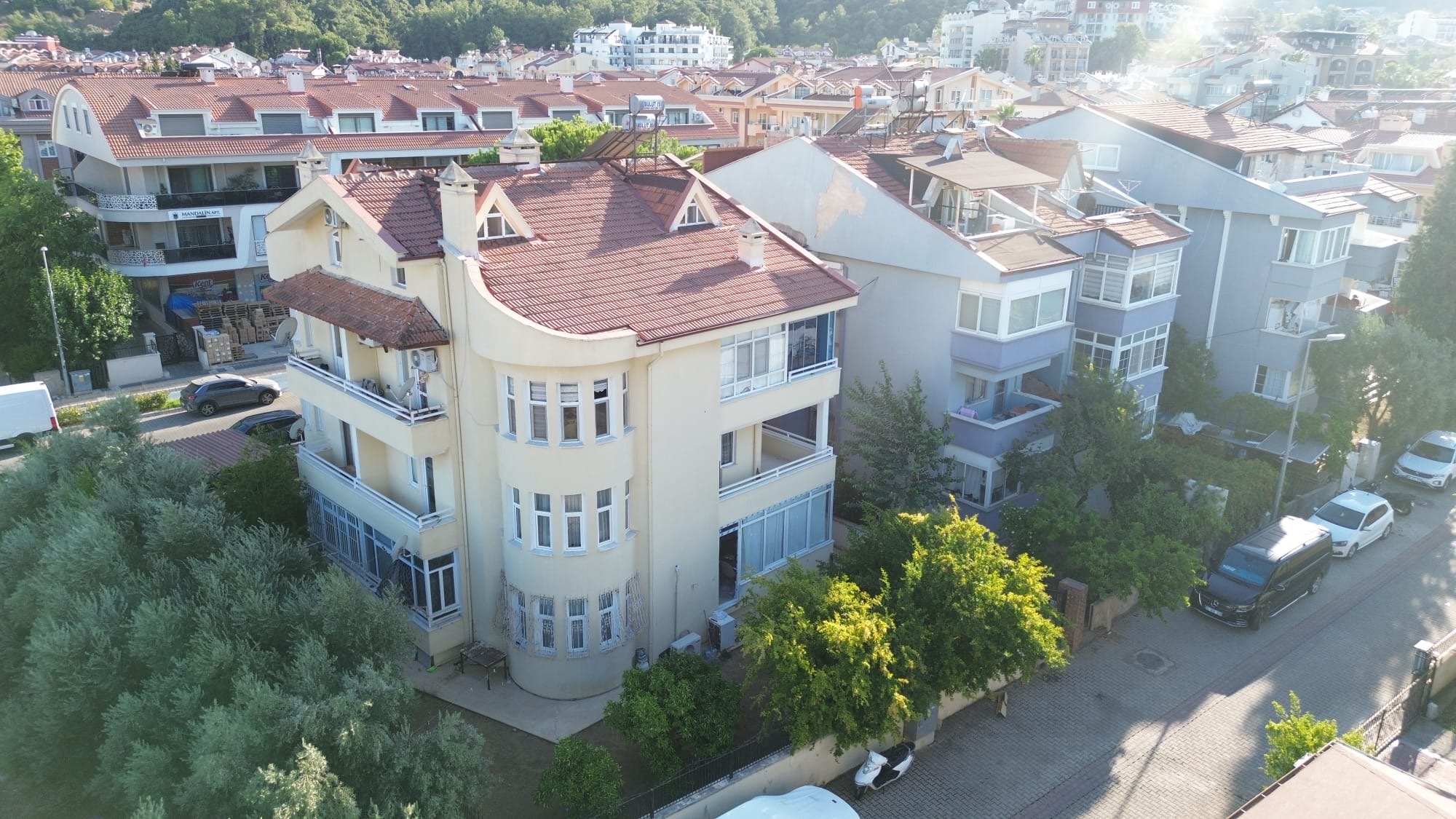 MARMARİS ARMUTALAN'DA SAHİLE 950MT.2+1 AYRI MUTFAK SATILIK DAİRE