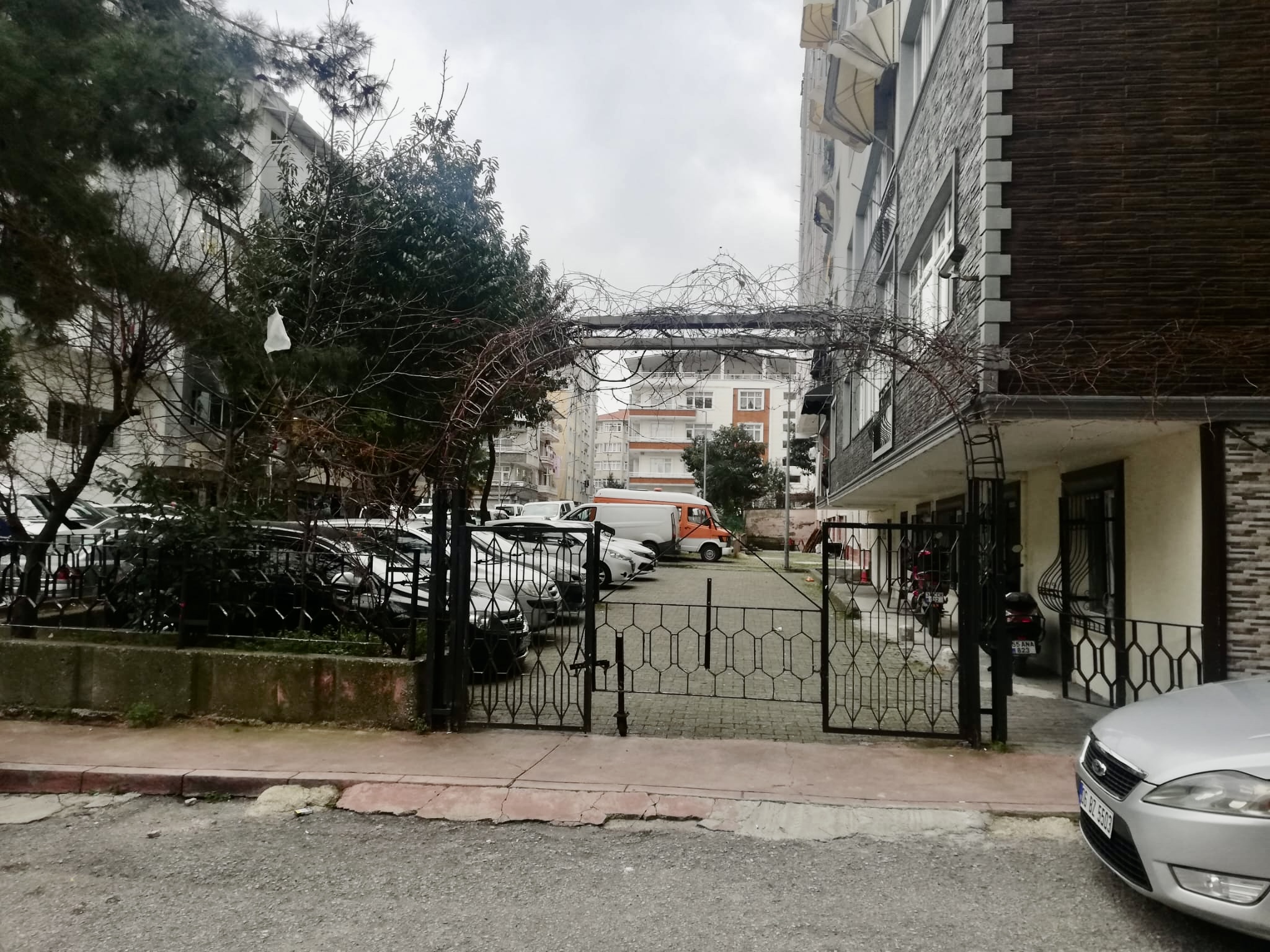 MERKEZİ KONUMDA ARA KAT OTOPARKLI 3+1 DAİRE