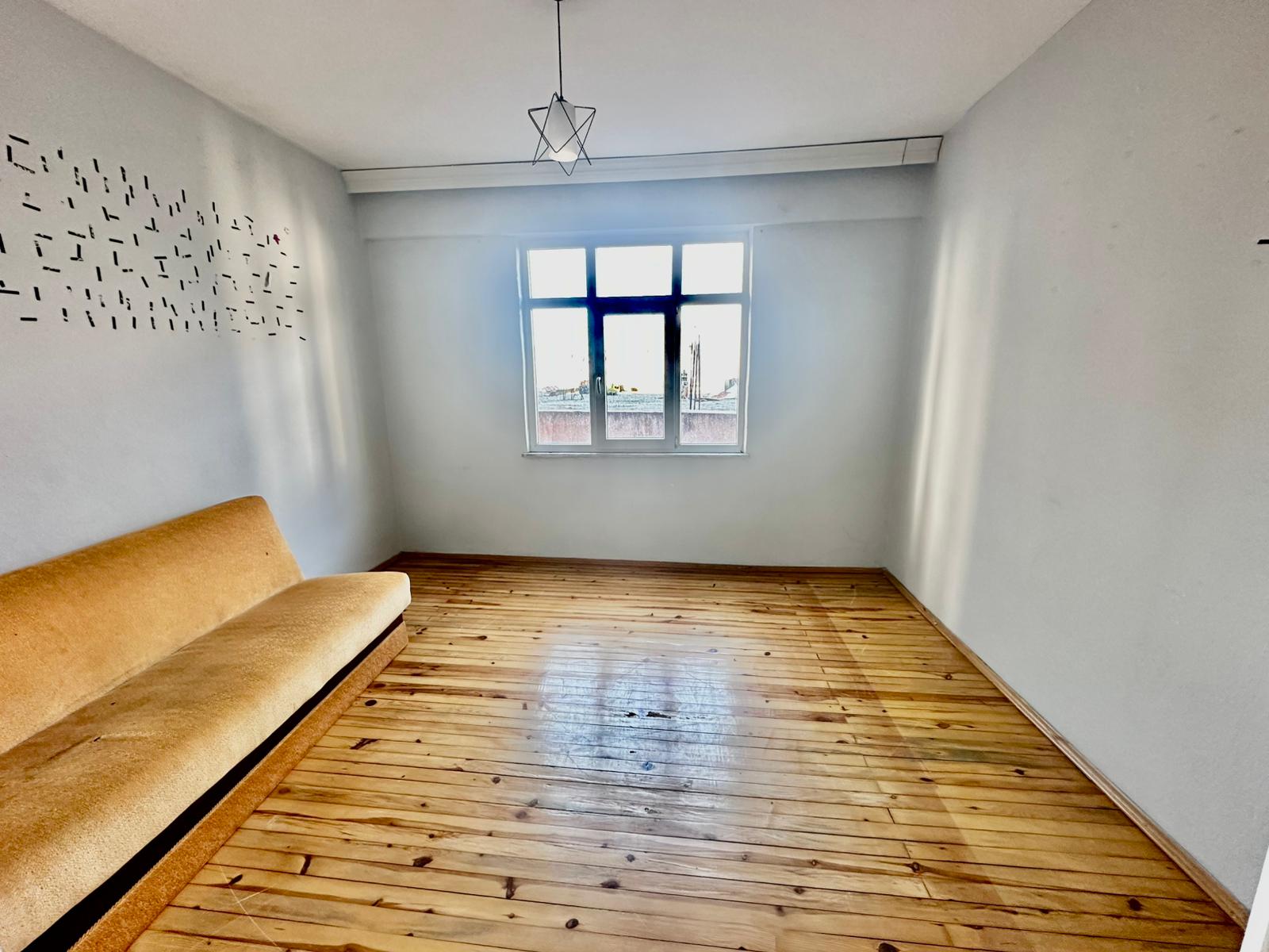 ÇARŞI MERKEZE YAKIN YOL KENARI 3 BALKONLU 140M2 MASRAFSIZ 2+1