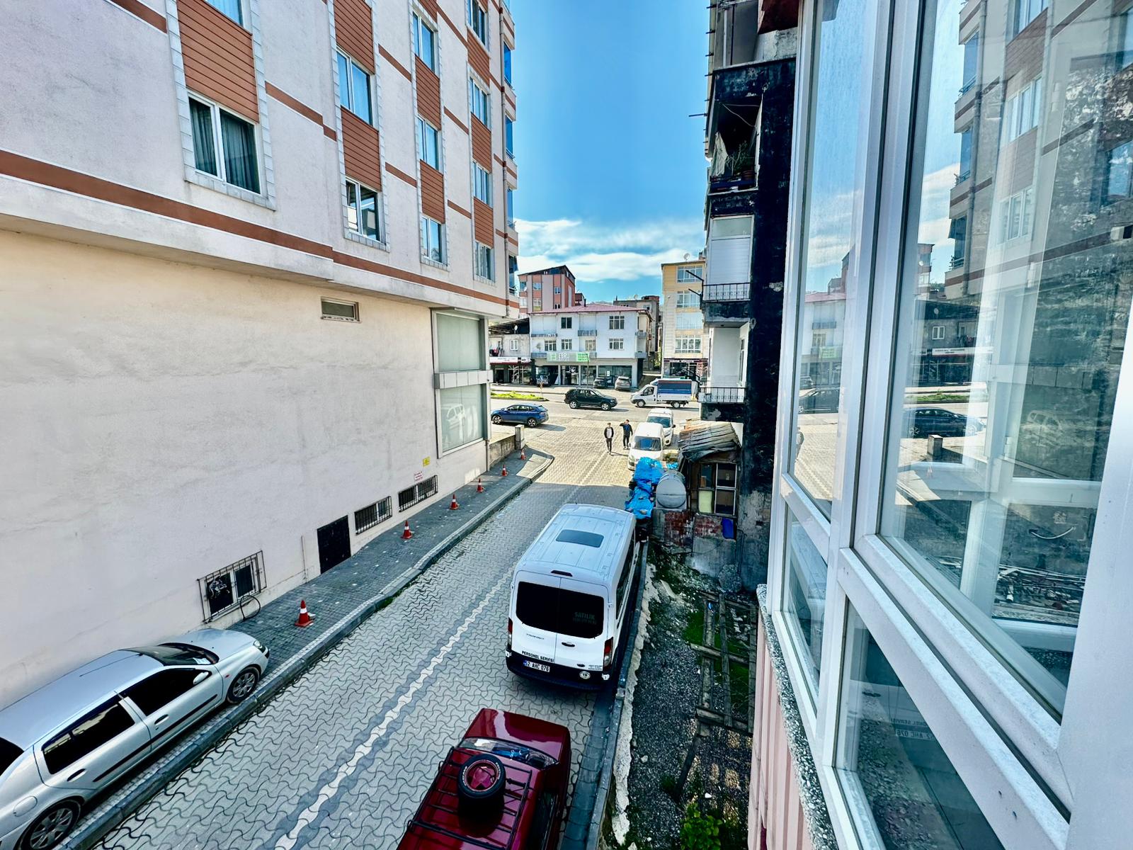 ÇARŞI MERKEZE YAKIN YOL KENARI 3 BALKONLU 140M2 MASRAFSIZ 2+1