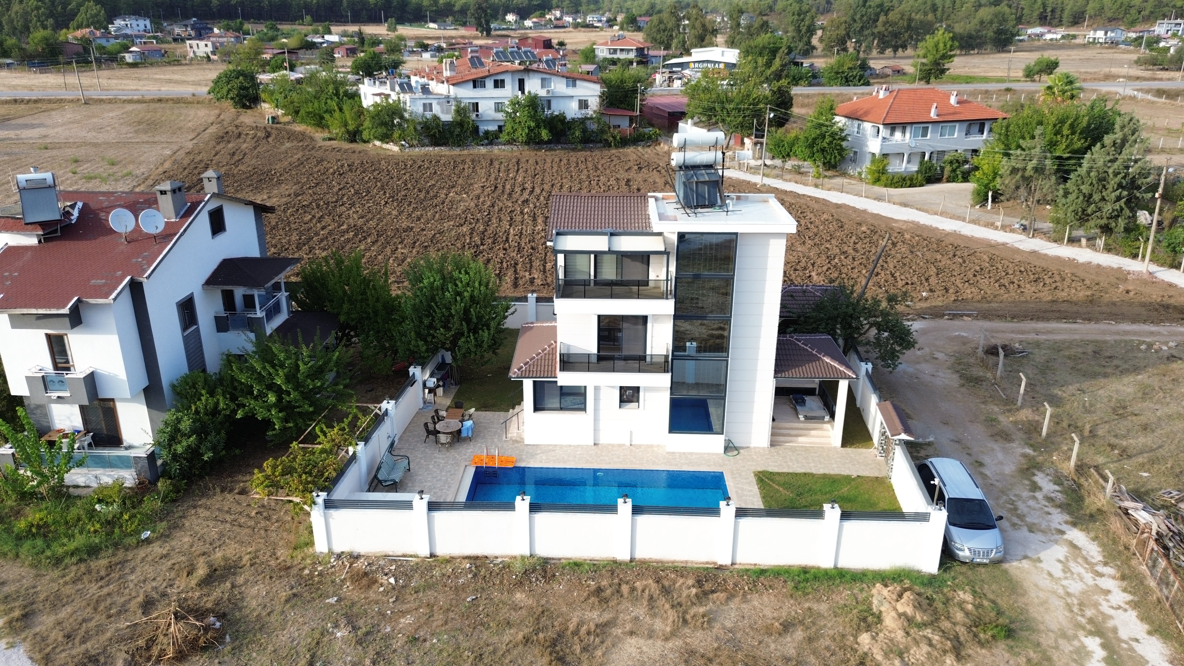 MARMARİS DEĞİRMENYANINDA, 441M2 ARSA İÇİNDE,  ÖZEL OTOPARKLI,  HAVUZLU TAM MÜSTAKİL 4+1 VİLLA