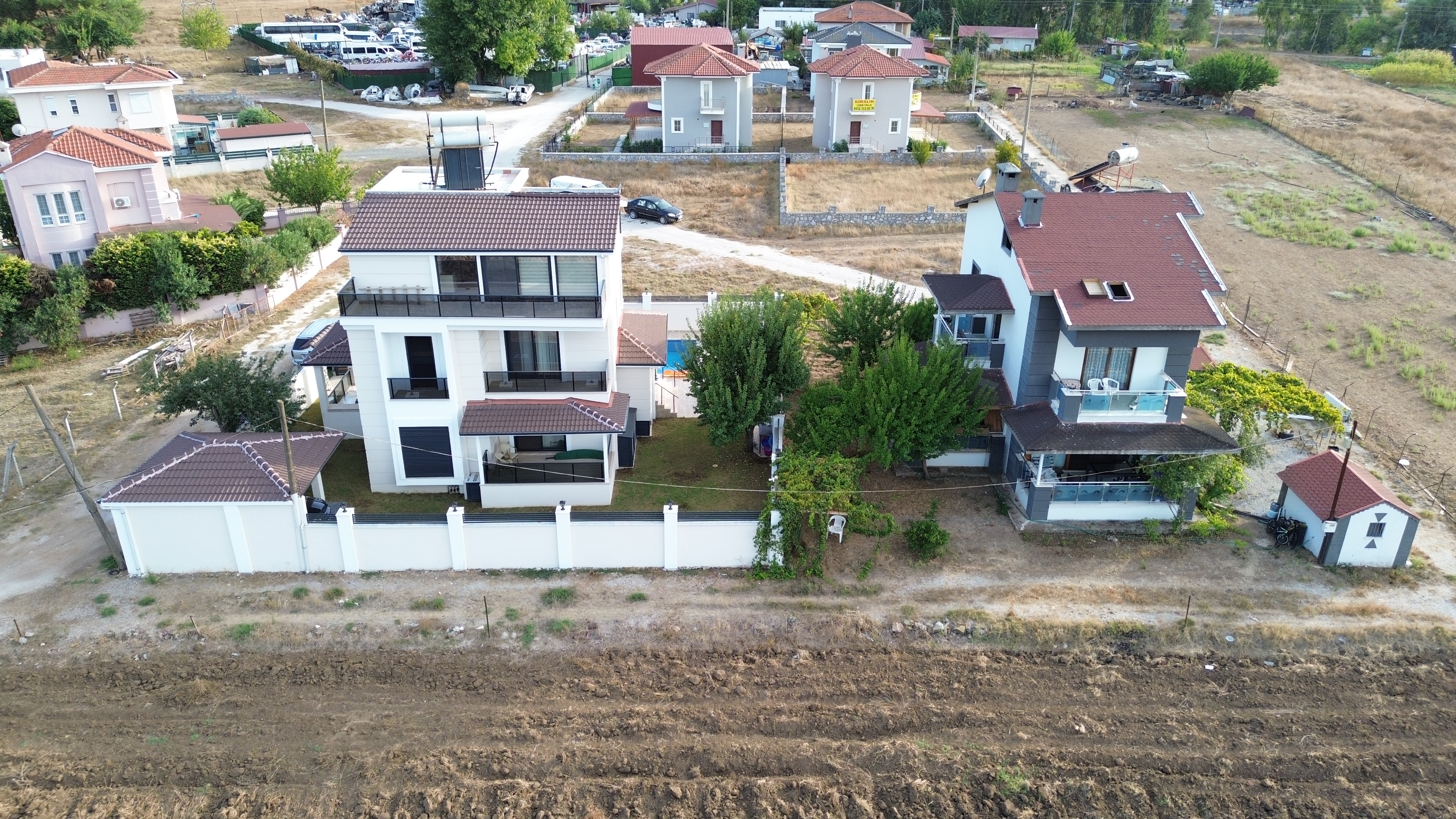 MARMARİS DEĞİRMENYANINDA, 441M2 ARSA İÇİNDE,  ÖZEL OTOPARKLI,  HAVUZLU TAM MÜSTAKİL 4+1 VİLLA