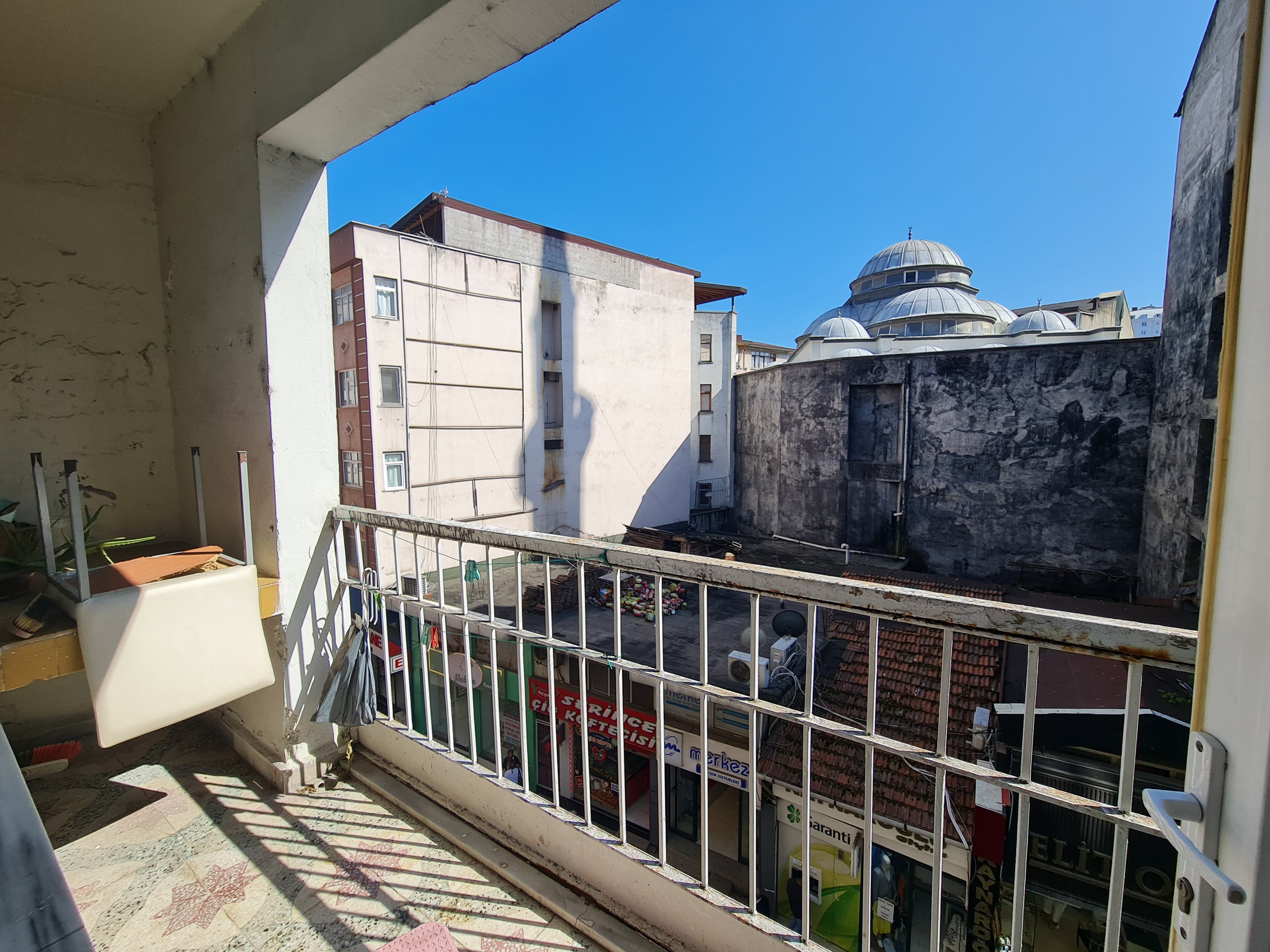 DUMLUPINAR'da SAHİLE 20 METRE MESAFEDE SATILIK 3+1