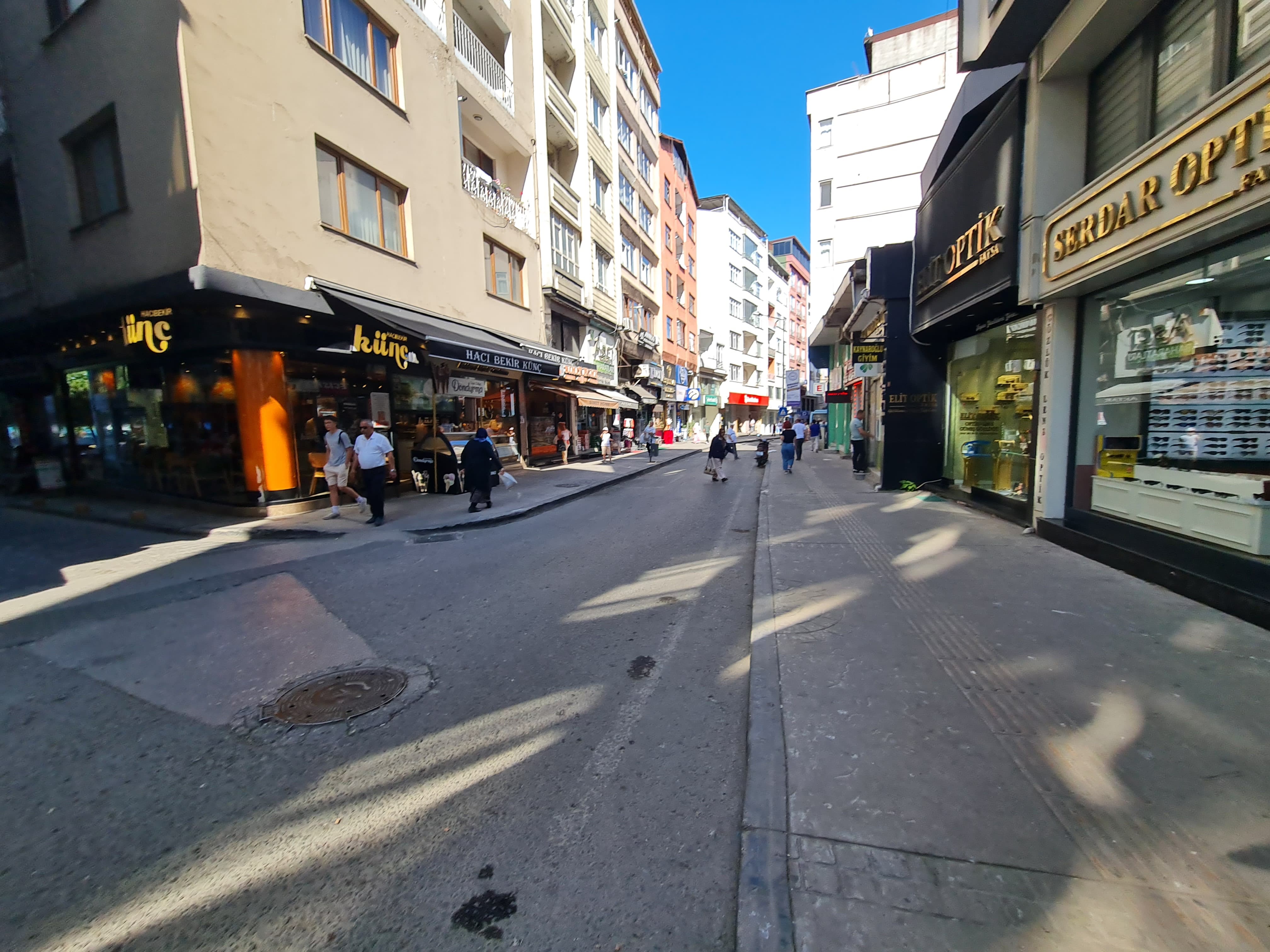 DUMLUPINAR'da SAHİLE 20 METRE MESAFEDE SATILIK 3+1