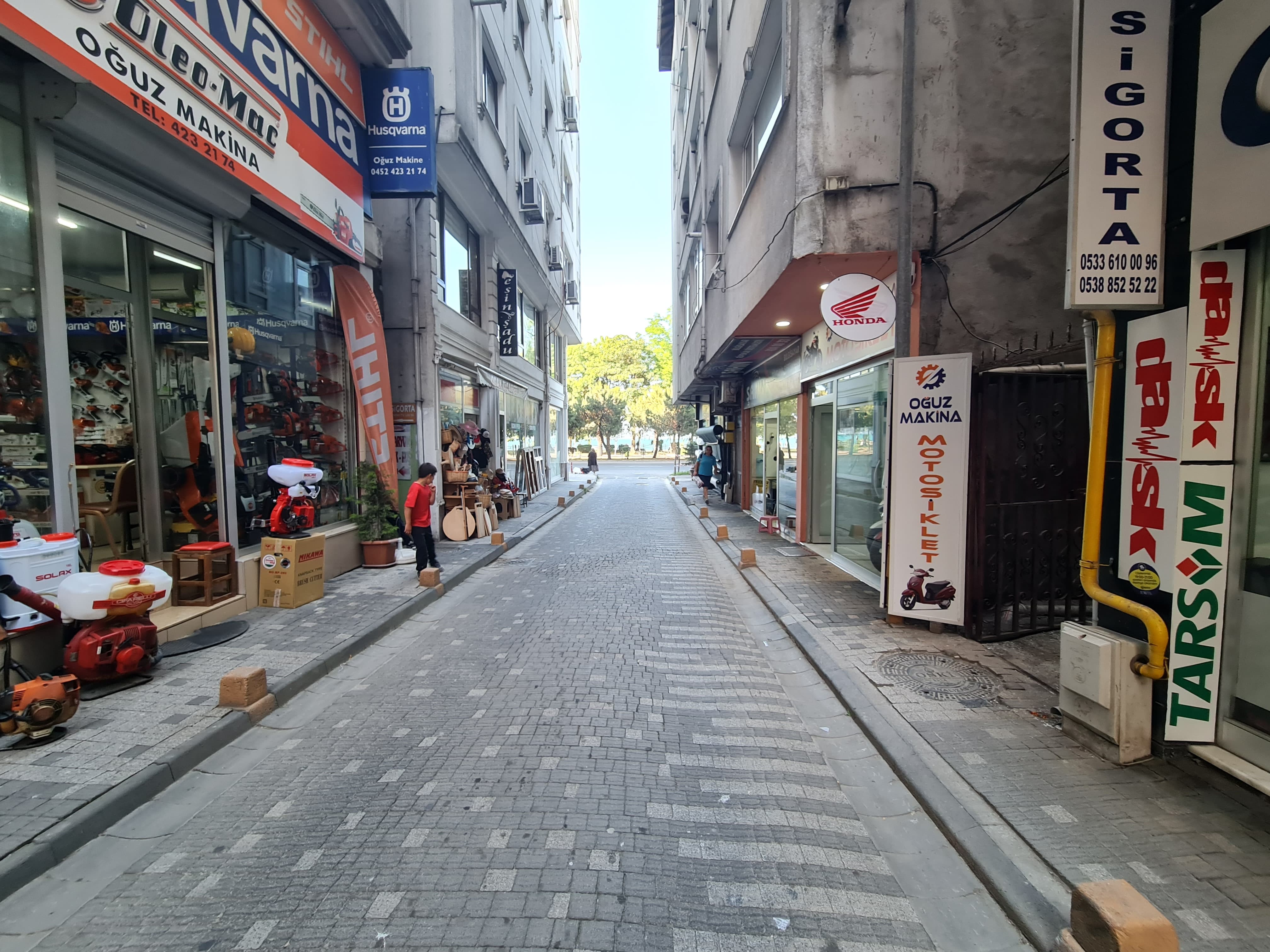 DUMLUPINAR'da SAHİLE 20 METRE MESAFEDE SATILIK 3+1