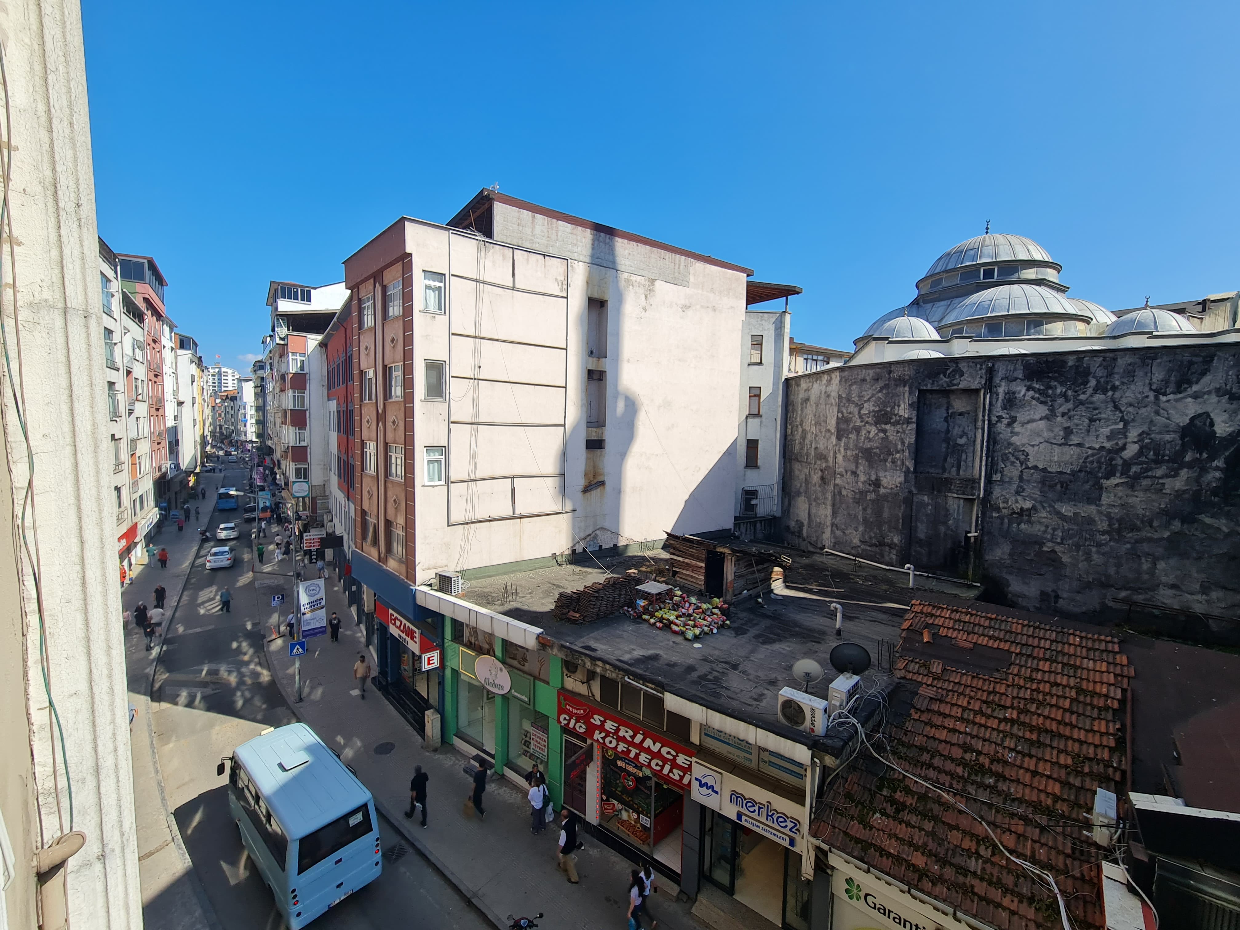 DUMLUPINAR'da SAHİLE 20 METRE MESAFEDE SATILIK 3+1