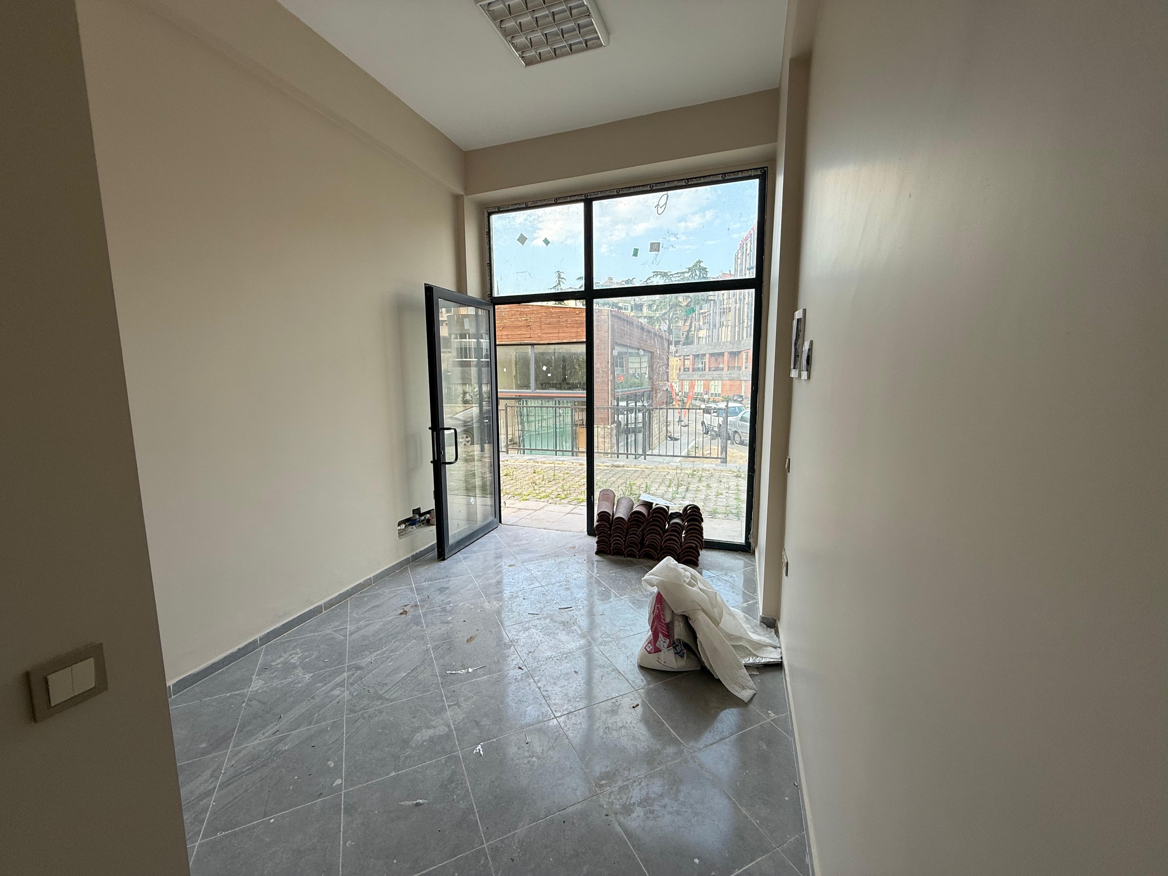 Cumhuriyet Mah. Öğretmenevi Karşısında Kiralık işyeri/Dükkan