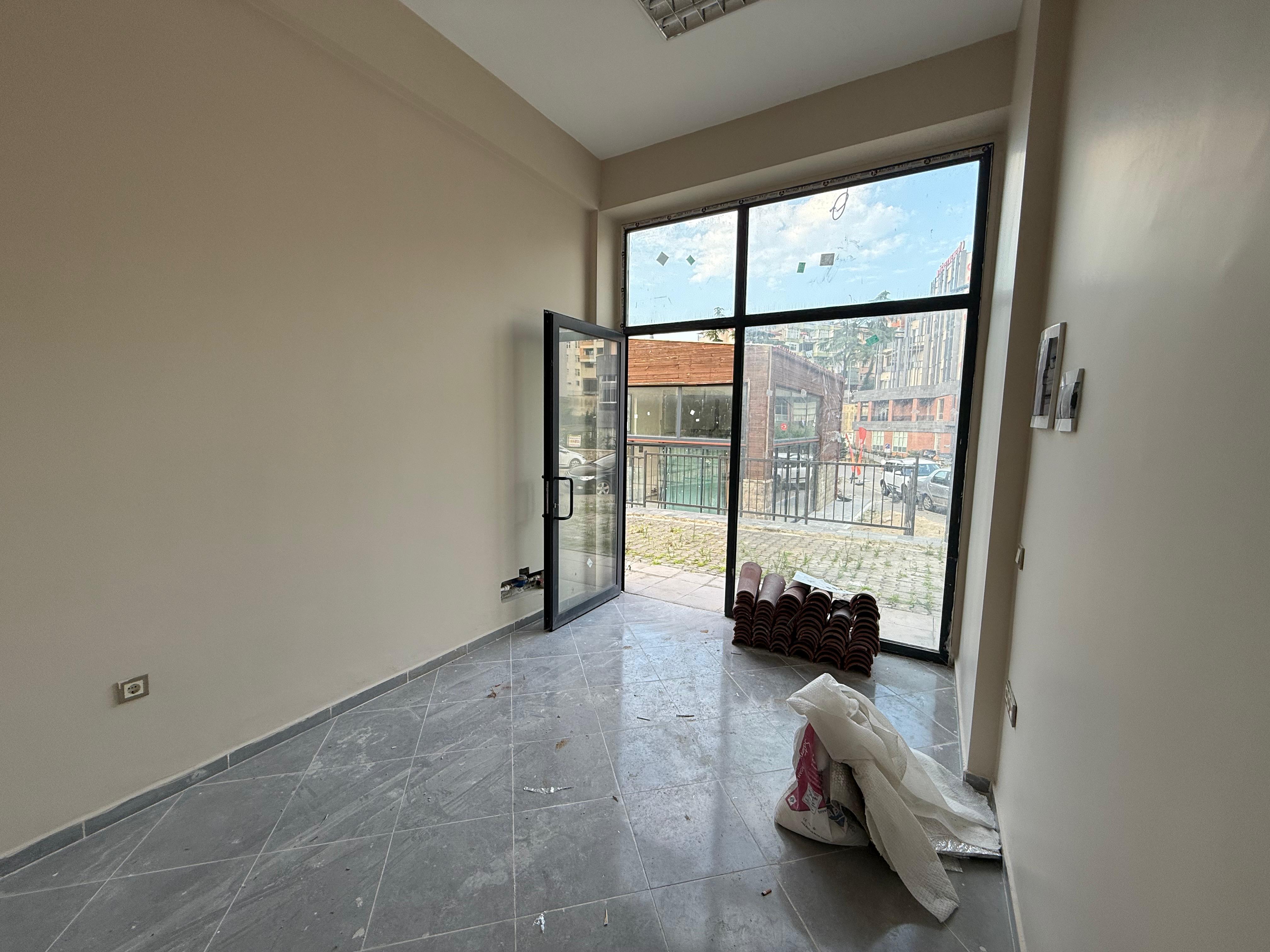 Cumhuriyet Mah. Öğretmenevi Karşısında Kiralık işyeri/Dükkan